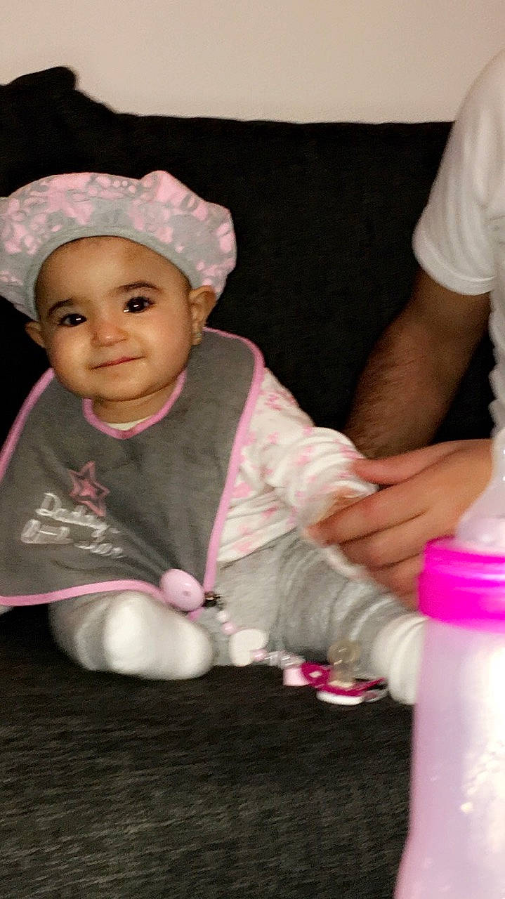 Mellina a rejoint le concours — aidez-le/la à gagner de superbes lots ! baby, baby_bottle, baby_products, child, daughter, fun, headgear, person, pink, play, product, skin, smile, toddler