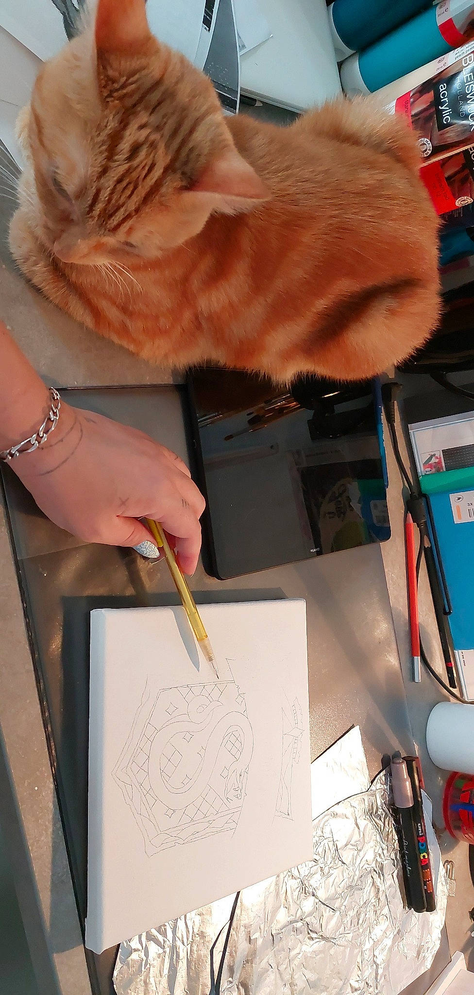 Harley participe au concours pour gagner de l'argent avec cette photo : art, artisan, artist, cooking, drawing, engineering, eyewear, fashion_accessory, fashion_design, felidae, fur, office_supplies, paint, painter, painting, room, table, visual_arts, wood, writing_implement