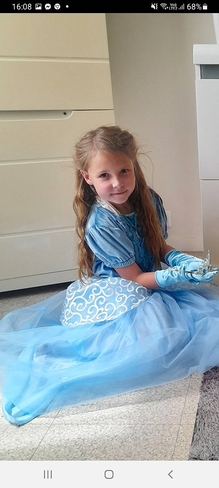 Camelia participe au concours pour gagner de l'argent avec cette photo : blond, brown_hair, day_dress, dress, electric_blue, fashion_design, flash_photography, flooring, fun, hair, happy, human_leg, joy, knee, long_hair, person, shoulder, sleeve, smile, t_shirt