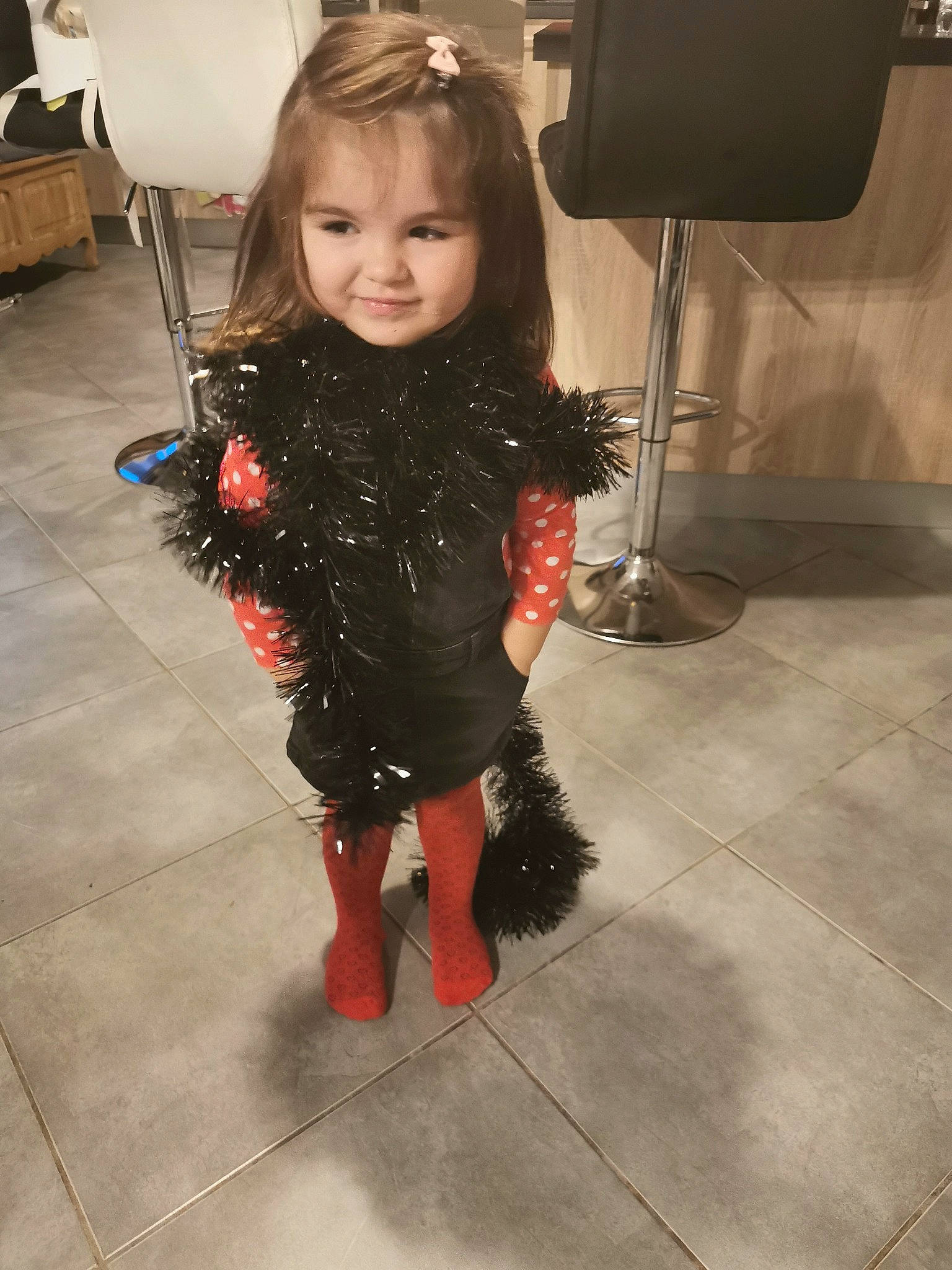 Cloé a rejoint le concours — aidez-le/la à gagner de superbes lots ! baby_toddler_clothing, child, child_model, floor, flooring, fur, hairstyle, joy, lamp, overall, person, stool, tile, tile_flooring, toddler