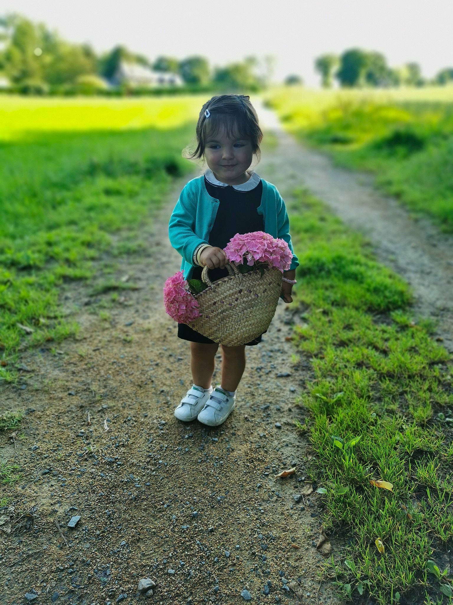 Cloé participe au concours pour gagner de l'argent avec cette photo : adaptation, child, fun, grass, grass_family, green, joy, paddy_field, person, photography, pink, plant, play, road, rural_area, soil, toddler, tree, walking