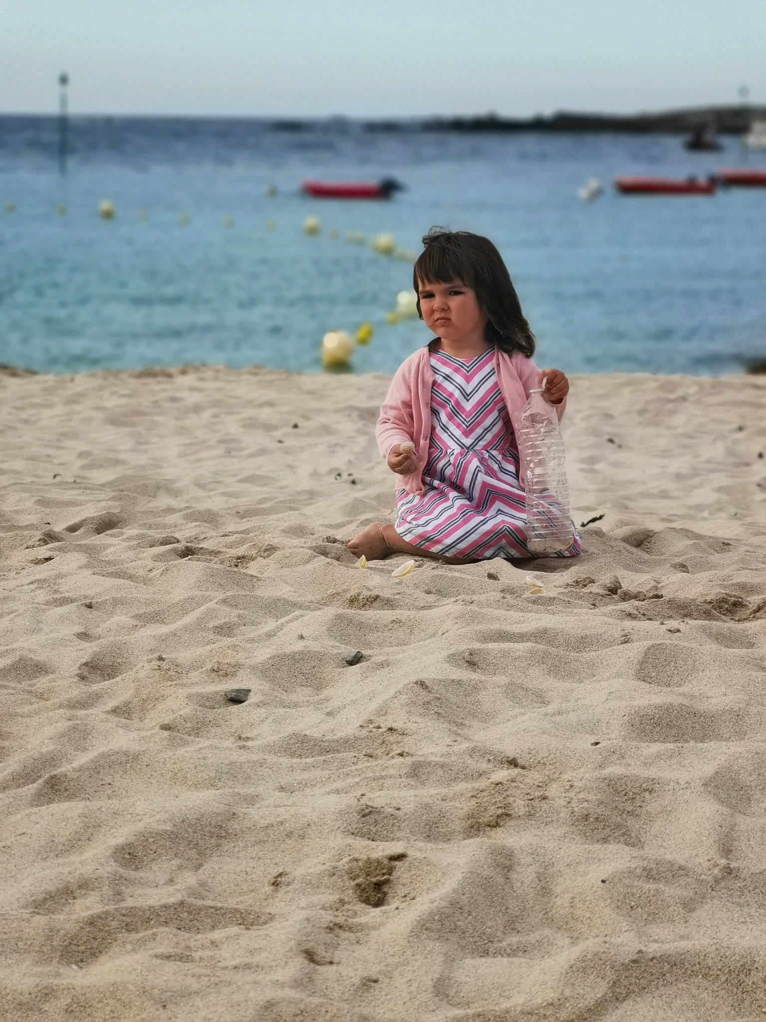 Cloé a rejoint le concours — aidez-le/la à gagner de superbes lots ! beach, child, coast, coastal_and_oceanic_landforms, fun, holiday, leisure, ocean, person, photograph, photography, play, sand, sea, sitting, sky, summer, tourism, vacation