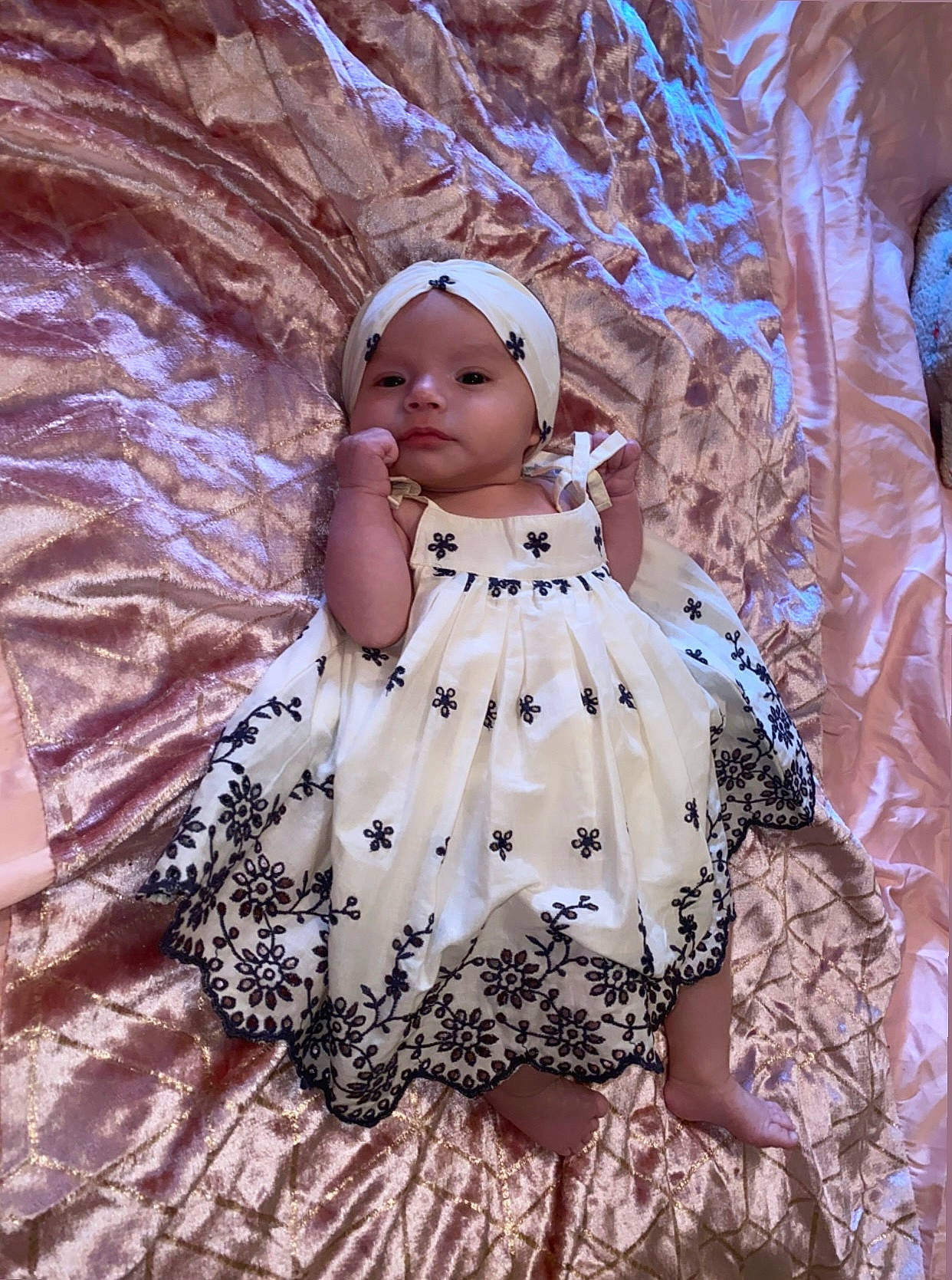Leïla participe au concours pour gagner de l'argent avec cette photo : art, baby_toddler_clothing, day_dress, doll, dress, eye, eyelash, fashion_design, fawn, head, headgear, headwear, one_piece_garment, pattern, peach, person, pink, purple, textile, toy