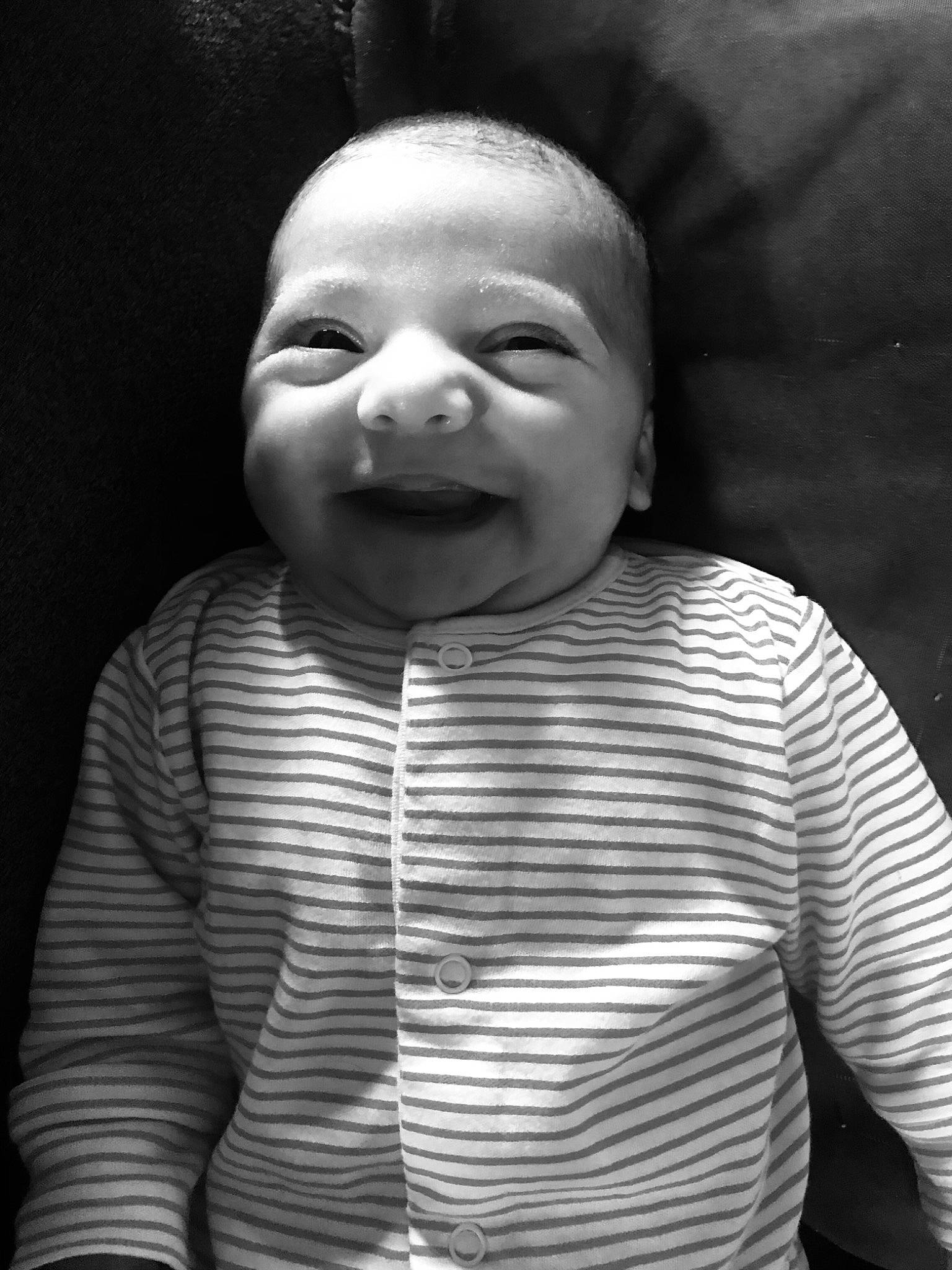 Amy participe au concours pour gagner de l'argent avec cette photo : baby, baby_toddler_clothing, black, cheek, clothing, finger, flash_photography, gesture, hair, hand, happy, human_body, iris, joy, lip, mouth, nose, person, skin, sleeve