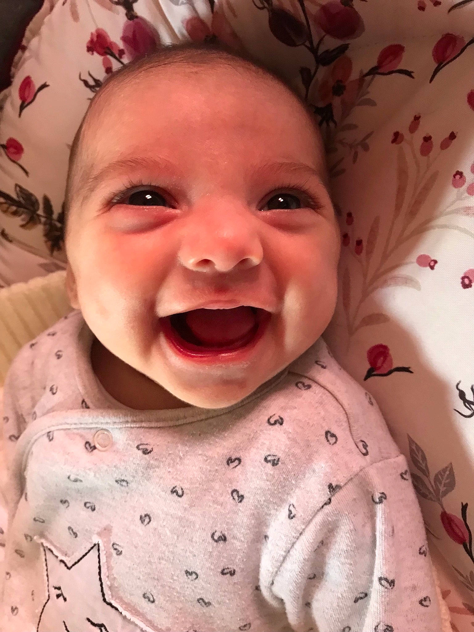 Amy participe au concours pour gagner de l'argent avec cette photo : baby, baby_toddler_clothing, cheek, chin, eye, eyebrow, face, facial_expression, happy, head, lip, mouth, nose, organ, person, skin, sleeve, smile, textile, tongue