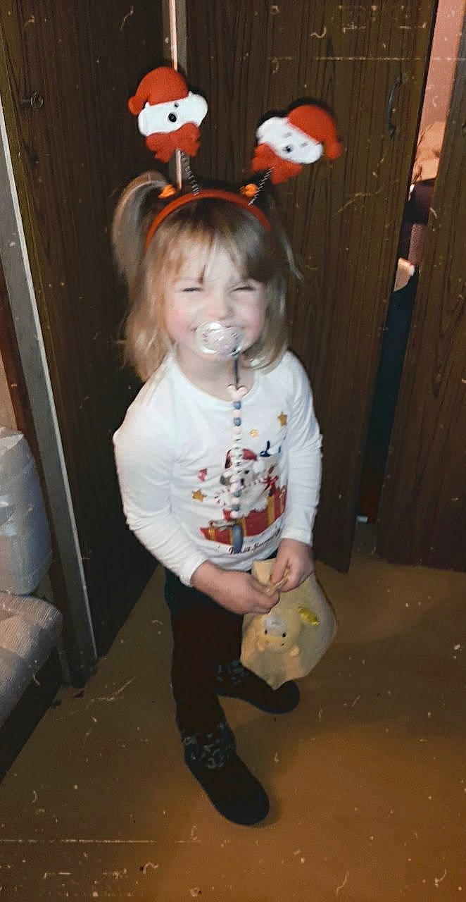 Léana a rejoint le concours — aidez-le/la à gagner de superbes lots ! blue, clothing, eye, face, finger, fun, green, hair, hairstyle, head, human, human_body, joy, lighting, people, person, product, room, sitting, vertebrate