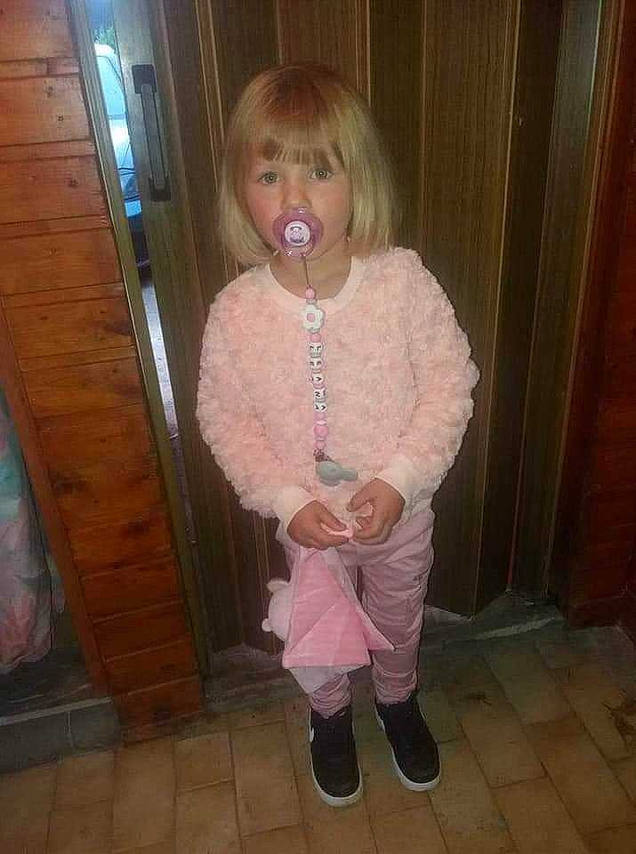 Léana a rejoint le concours — aidez-le/la à gagner de superbes lots ! baby_toddler_clothing, bangs, blond, brown_hair, cheek, child, floor, flooring, fun, hardwood, human_body, iris, knee, long_hair, magenta, nose, pattern, person, sleeve, toddler