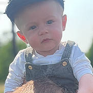 öwen participe au concours pour gagner de l'argent avec cette photo : adult, baby, cap, casual, child, clothing, cute, face, family, greenery, hand, happy, head, nature, outdoor, overalls, person, portrait, shoulders, sunlight