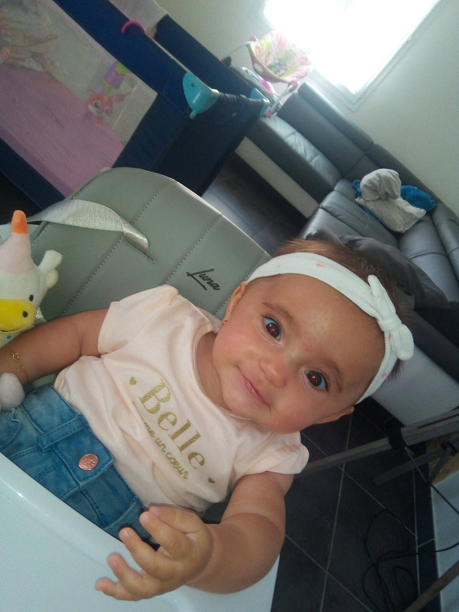 Amália a rejoint le concours — aidez-le/la à gagner de superbes lots ! baby, baby_carriage, baby_products, baby_safety, baby_toddler_clothing, cheek, child, comfort, fun, happy, hat, headwear, joy, lap, mouth, person, room, sitting, smile, toddler