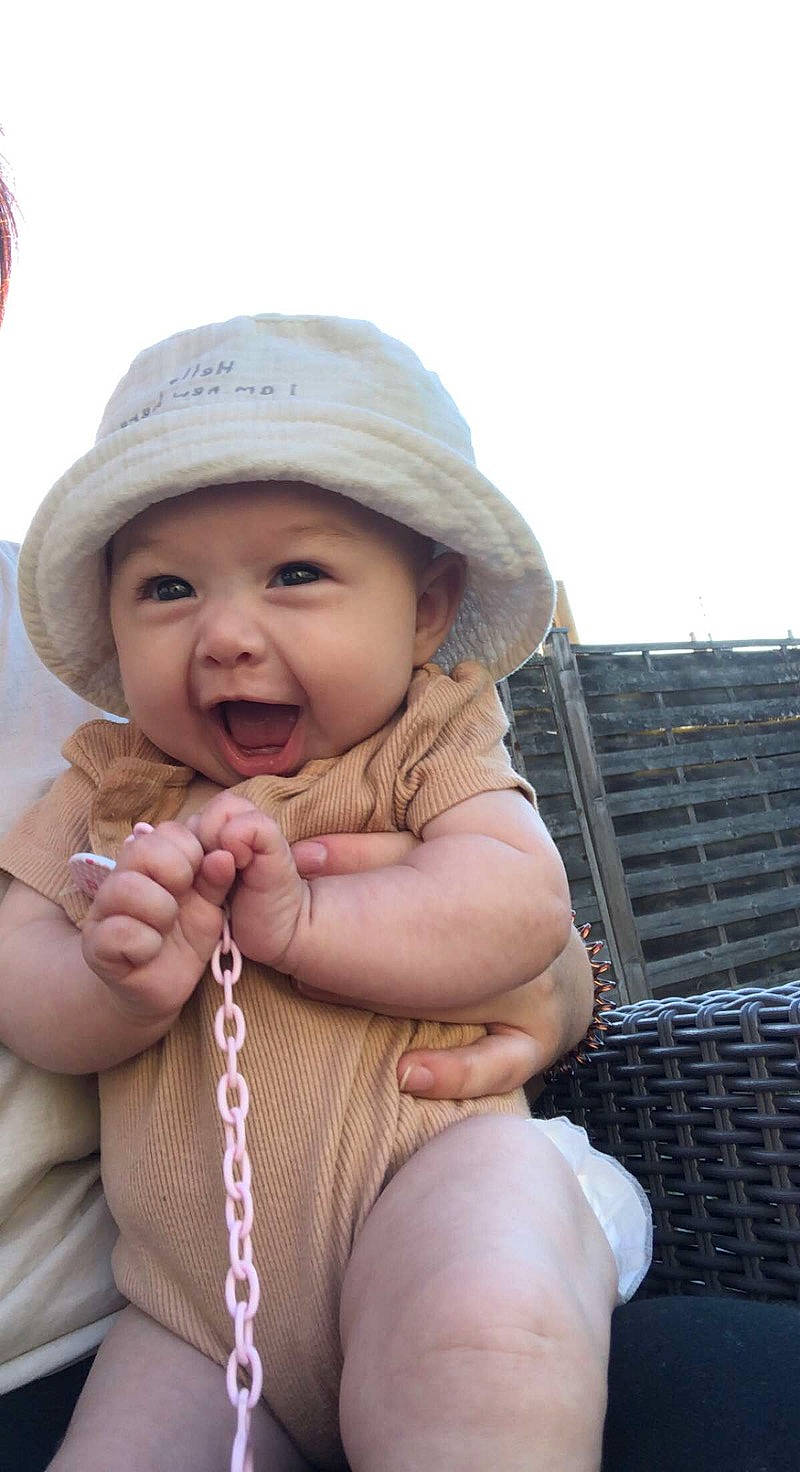 Dayena participe au concours pour gagner de l'argent avec cette photo : baby, baby_toddler_clothing, cap, cheek, child, eye, gesture, happy, hat, headgear, headwear, human_body, lip, mouth, nose, outerwear, person, skin, sky, smile