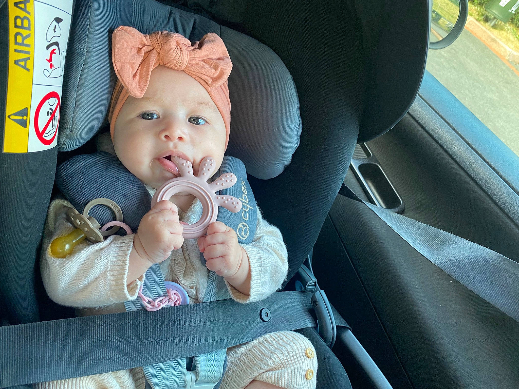 Dayena a rejoint le concours — aidez-le/la à gagner de superbes lots ! auto_part, automotive_design, baby, baby_carriage, baby_in_car_seat, baby_products, baby_safety, baby_toddler_clothing, car, car_seat, car_seat_cover, child, comfort, head_restraint, headwear, human_body, motor_vehicle, person, seat_belt, steering_wheel