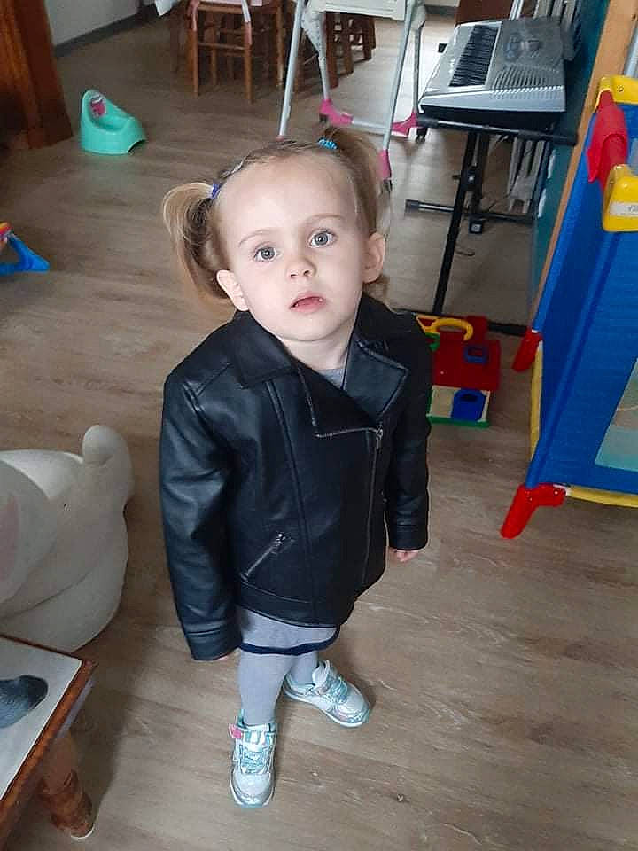 Angie participe au concours pour gagner de l'argent avec cette photo : baby, baby_toddler_clothing, chair, child, floor, flooring, fun, hardwood, person, room, sitting, skin, sleeve, sock, table, toddler, toy, varnish, wood, wood_flooring