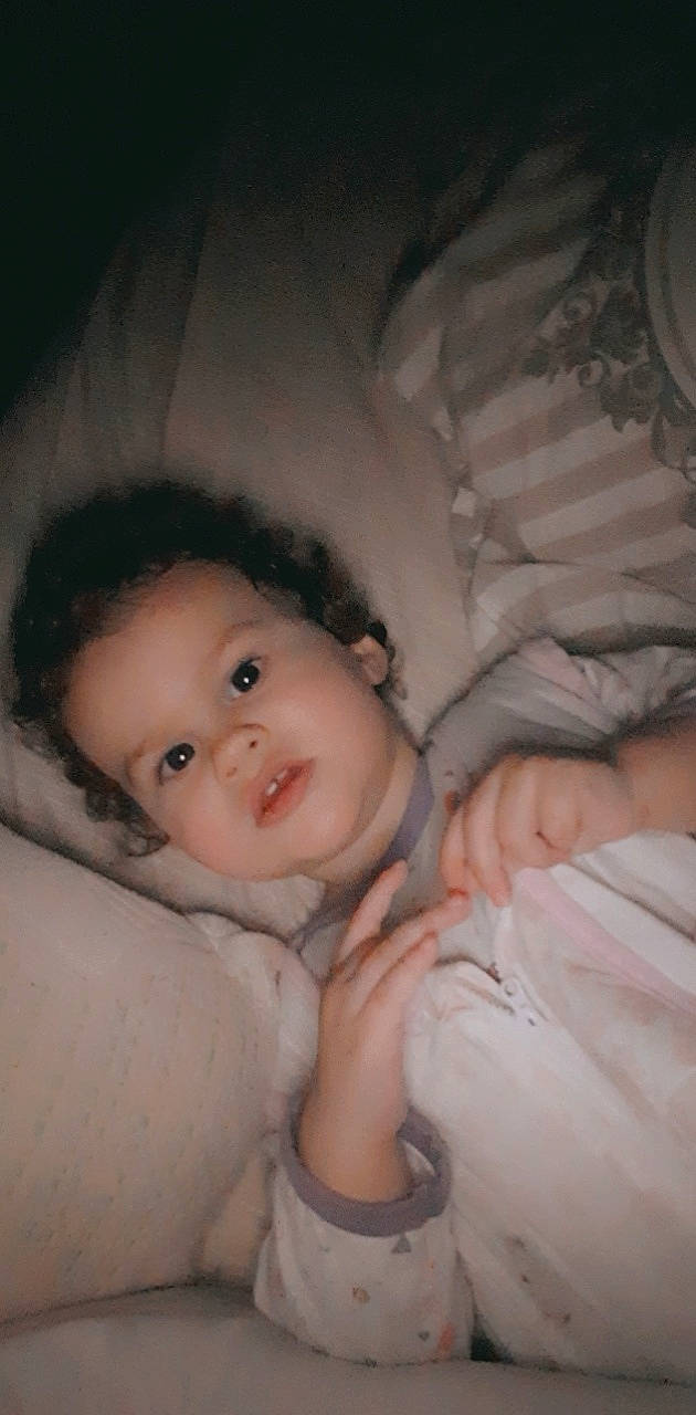 Andy participe au concours pour gagner de l'argent avec cette photo : baby, cheek, chin, comfort, eye, eyebrow, eyelash, flash_photography, fun, gesture, hand, human_body, iris, lip, mouth, neck, nose, person, skin, smile