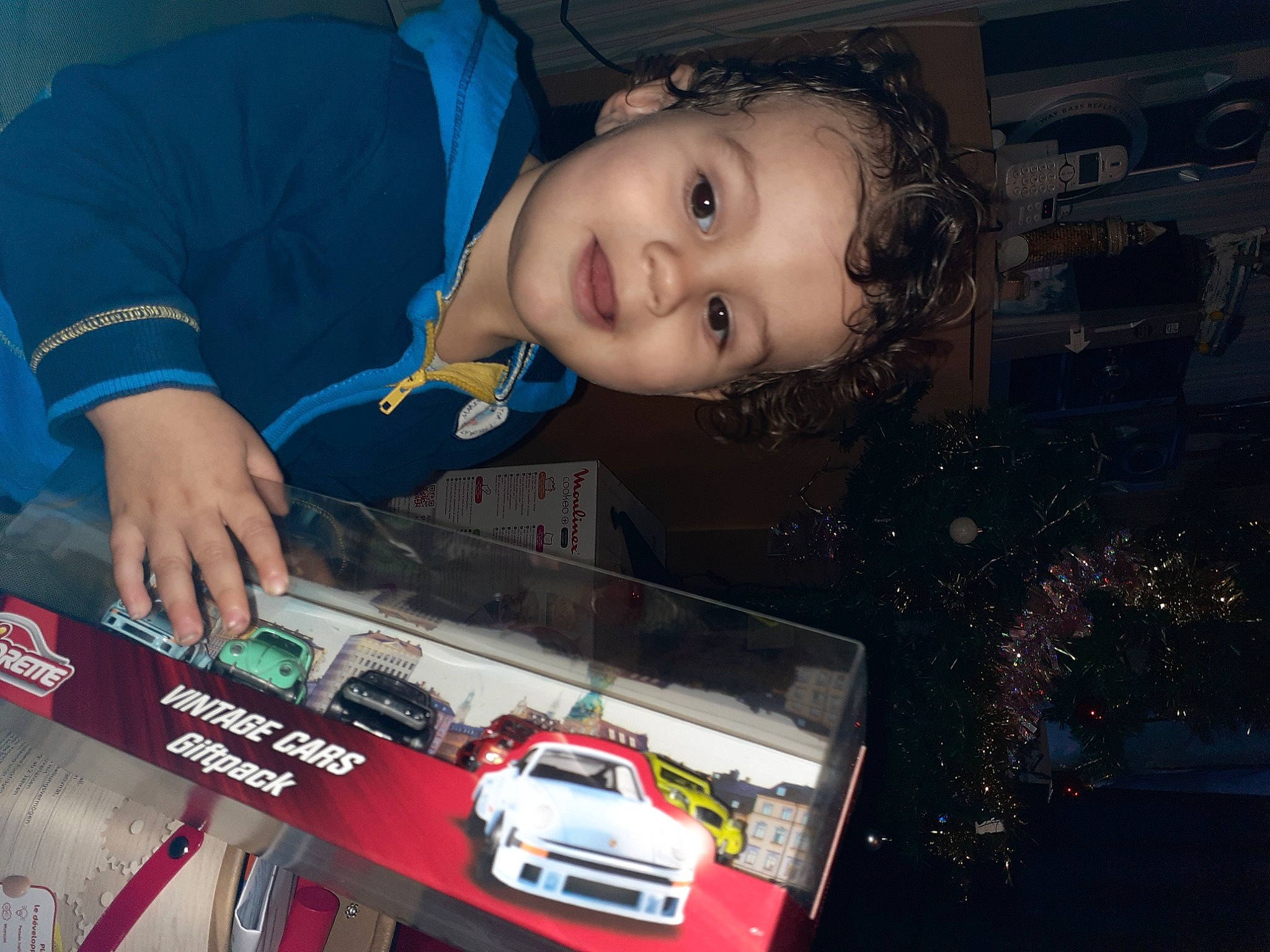 Andy a rejoint le concours — aidez-le/la à gagner de superbes lots ! audio_equipment, automotive_exterior, automotive_lighting, box, car, child, fun, gadget, head, joy, machine, motor_vehicle, person, product, smile, space, t_shirt, toddler, toy, toy_vehicle