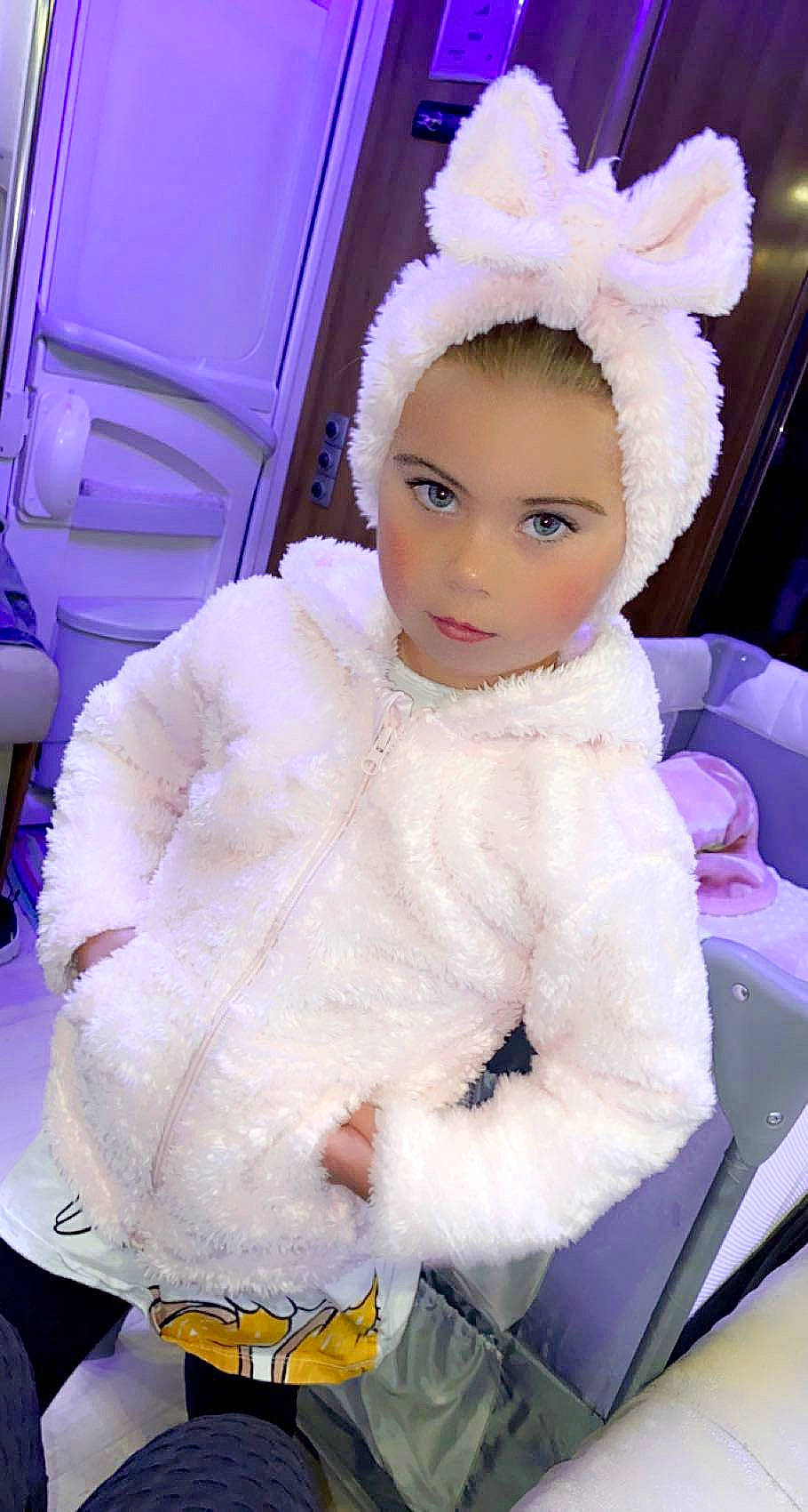Peyton participe au concours pour gagner de l'argent avec cette photo : costume, ear, fur, fur_clothing, person, pink