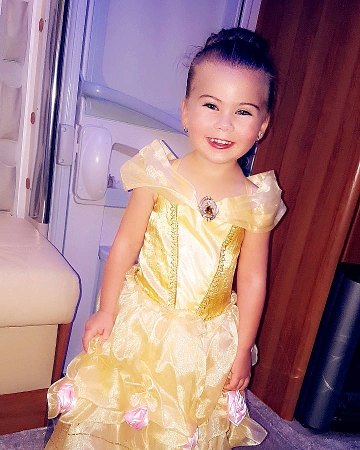 Peyton a rejoint le concours — aidez-le/la à gagner de superbes lots ! beauty, bridal_clothing, bride, child, cocktail_dress, costume, dress, formal_wear, girl, gown, hairstyle, joint, joy, lady, long_hair, material, person, shoulder, skin, textile