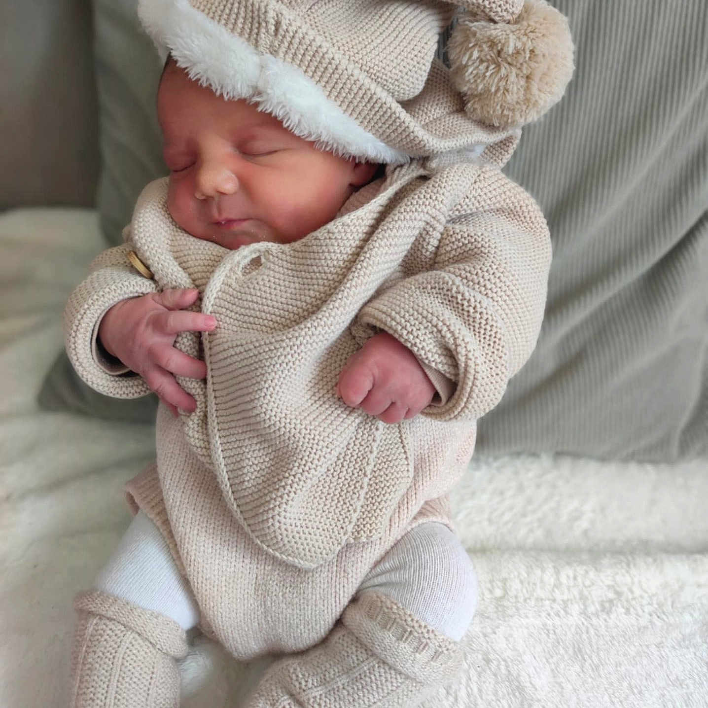 Lyana a rejoint le concours — aidez-le/la à gagner de superbes lots ! baby, beige, child, cozy, cute, hands, indoor, infant, knitted_clothing, legs, newborn, peaceful, pom_pom_hat, portrait, resting, sleeping, soft_texture, toddler, warm, white_blanket