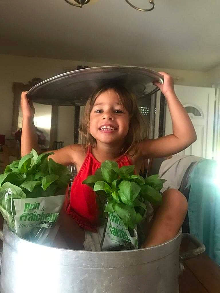 Marysa a rejoint le concours — aidez-le/la à gagner de superbes lots ! basil, cruciferous_vegetables, food, herb, joy, leaf_vegetable, person, plant, vegetable