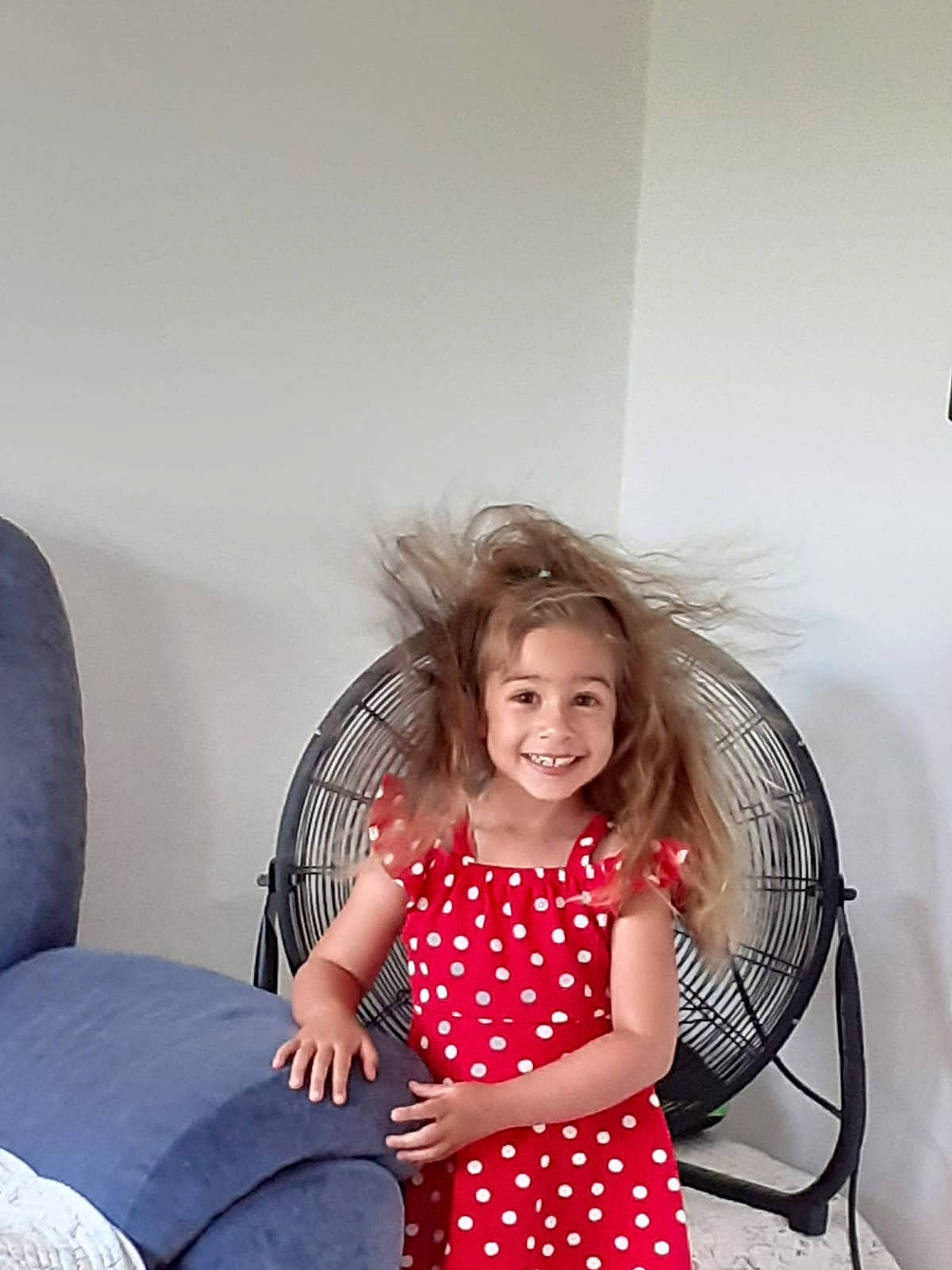 Marysa participe au concours pour gagner de l'argent avec cette photo : baby, child, design, furniture, joy, pattern, person, photography, polka_dot, room, sitting, smile, toddler, vacation