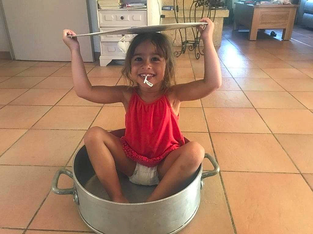 Marysa a rejoint le concours — aidez-le/la à gagner de superbes lots ! child, fun, joy, leg, metal, person, smile, toddler