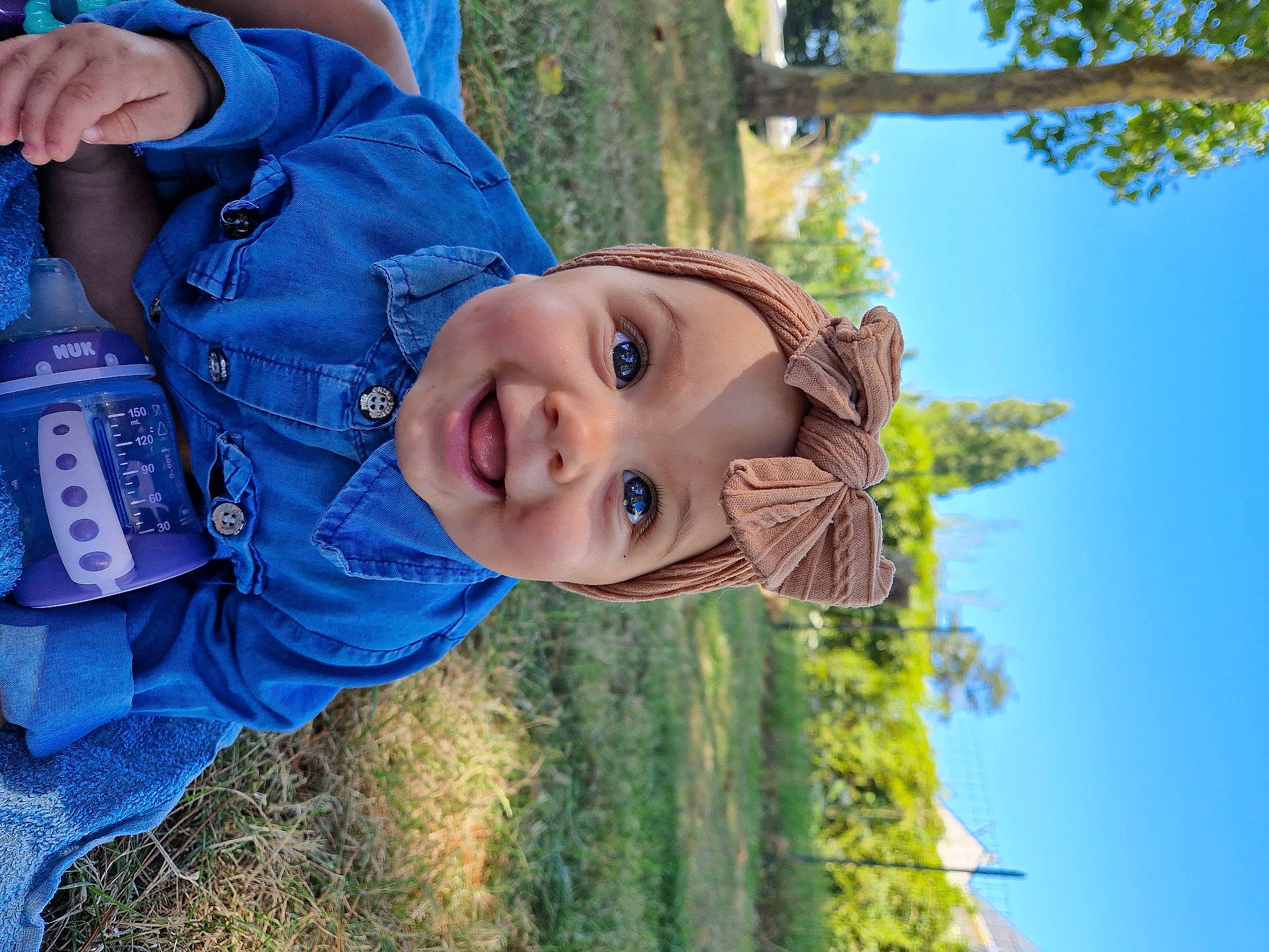 Charlize a rejoint le concours — aidez-le/la à gagner de superbes lots ! azure, blond, blue, branch, child, chin, electric_blue, fun, grass, happy, hat, headwear, joy, leisure, people_in_nature, person, plant, sky, smile, sunlight