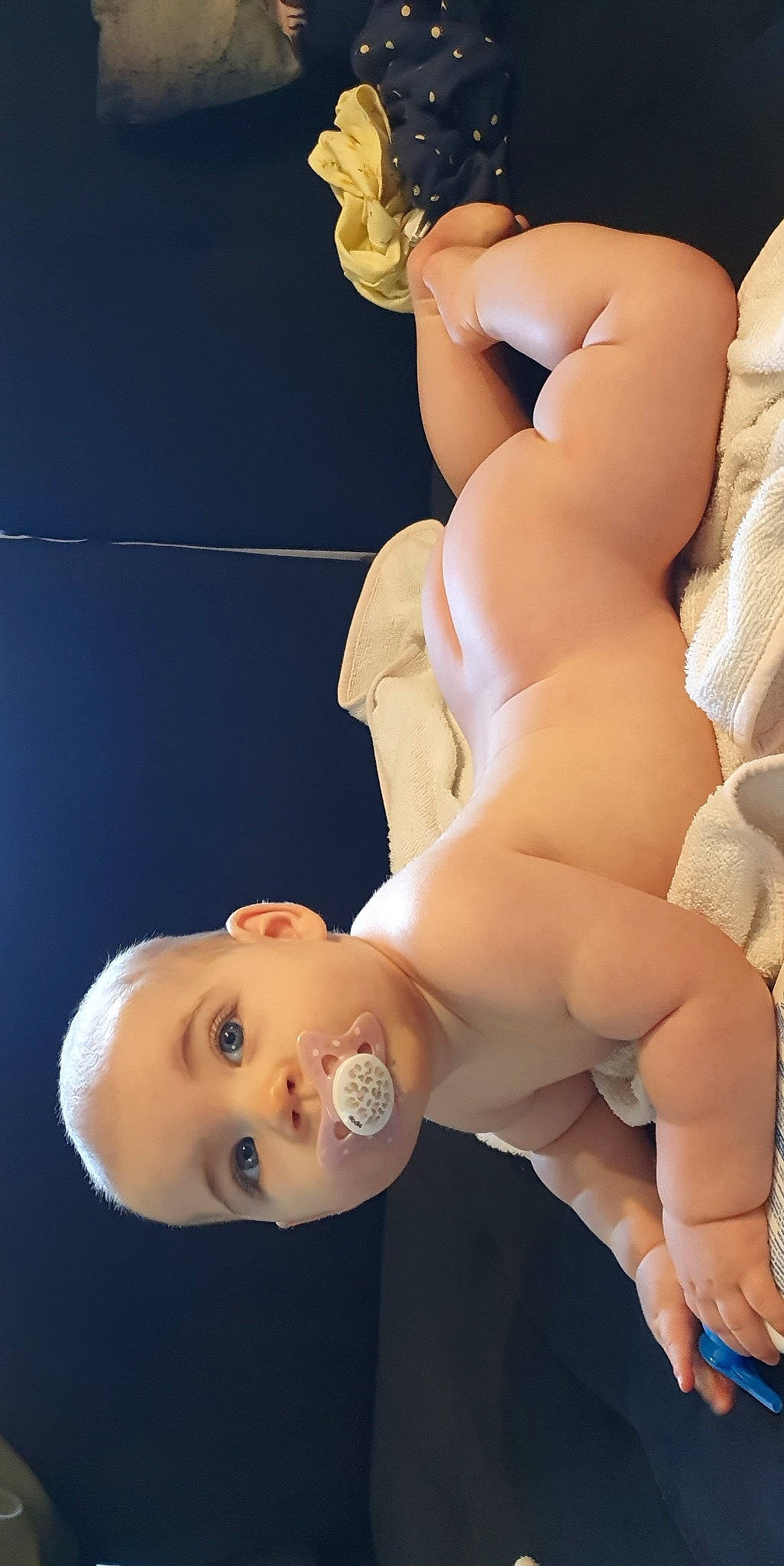 Soline participe au concours pour gagner de l'argent avec cette photo : abdomen, chest, elbow, eye, eyelash, human_leg, knee, muscle, navel, neck, person, skin, stomach, swimsuit_bottom, thigh, trunk, undergarment, underpants, waist, yellow