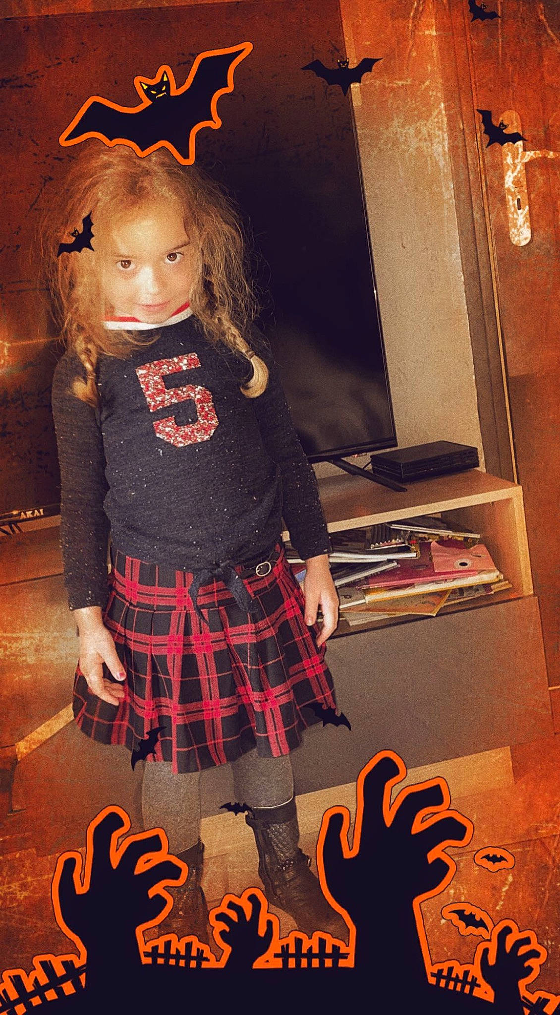 Vénicia a rejoint le concours — aidez-le/la à gagner de superbes lots ! carmine, cool, costume, doll, fashion, fashion_design, flesh, font, logo, magenta, pattern, person, plaid, room, sleeve, t_shirt, tartan, thigh, toy, waist