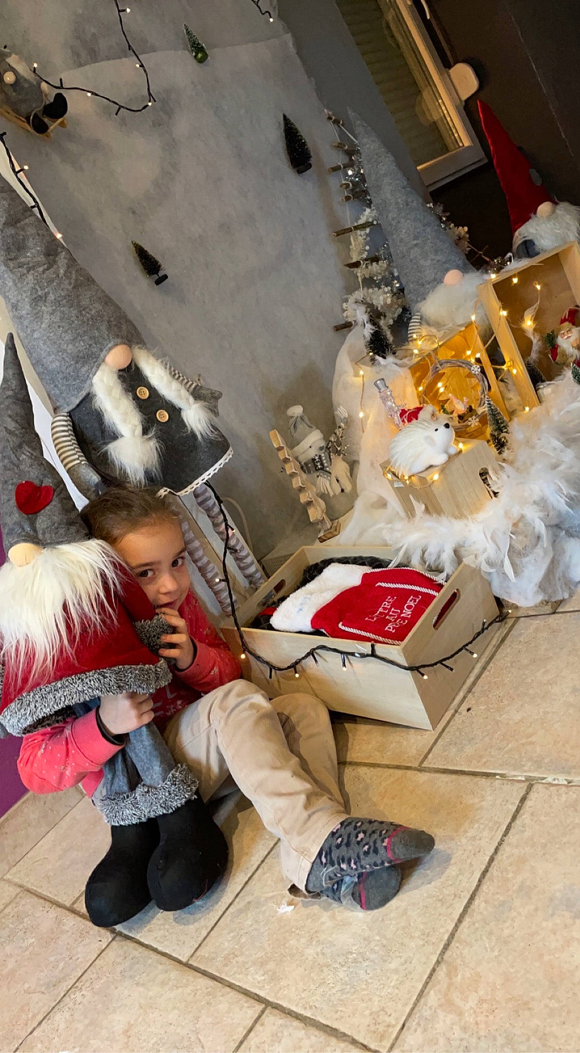 Vénicia a rejoint le concours — aidez-le/la à gagner de superbes lots ! boot, carmine, christmas, christmas_eve, event, fashion_accessory, flooring, fun, fur, fur_clothing, human_leg, lap, leisure, luggage_and_bags, person, room, shoe, sitting, textile, tradition