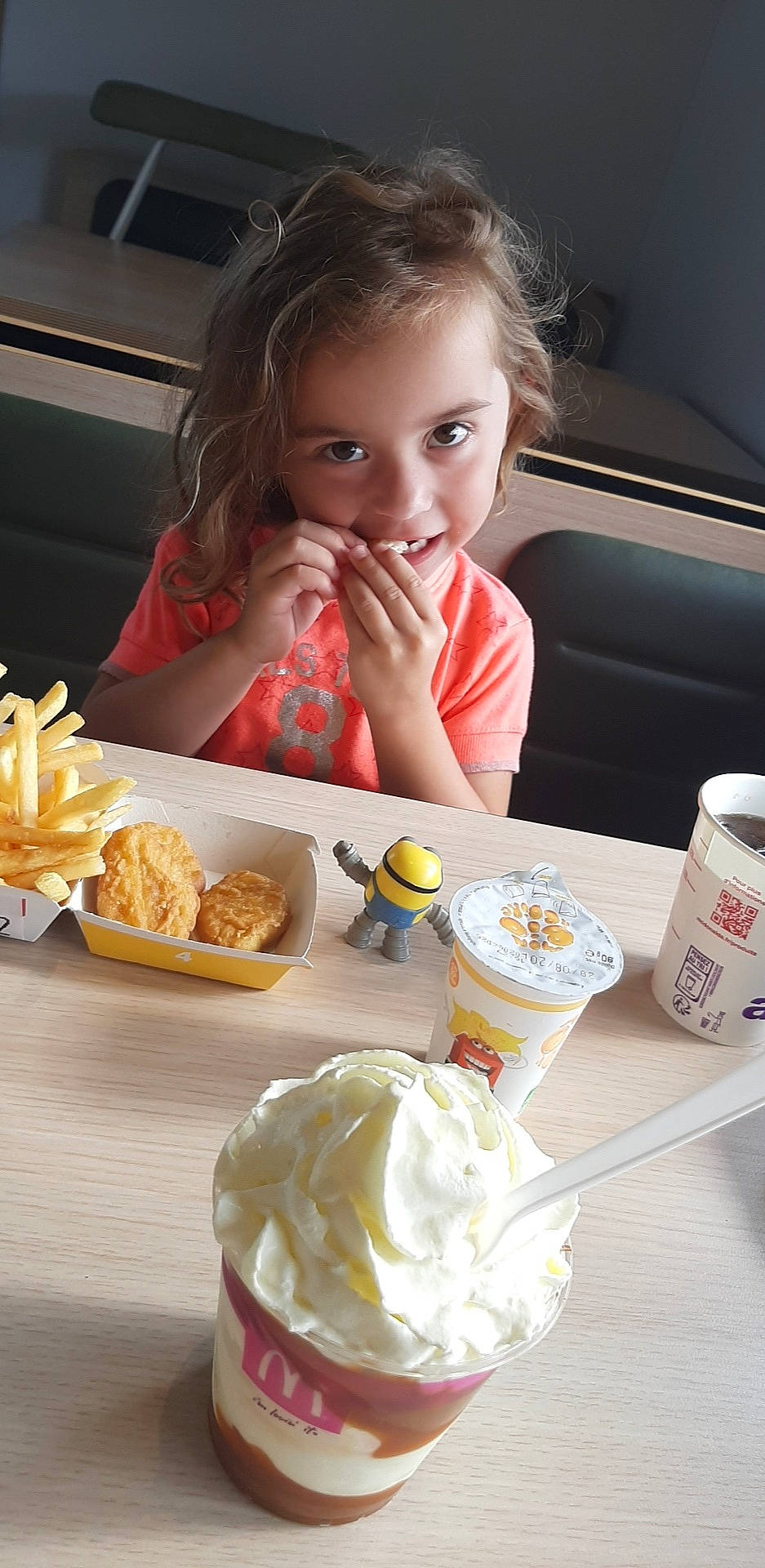 Vénicia participe au concours pour gagner de l'argent avec cette photo : breakfast, child, clotted_cream, comfort_food, cream, cuisine, dairy, dessert, dish, eating, food, frozen_dessert, frozen_yogurt, gelato, ice_cream, ingredient, junk_food, meal, person, sundae