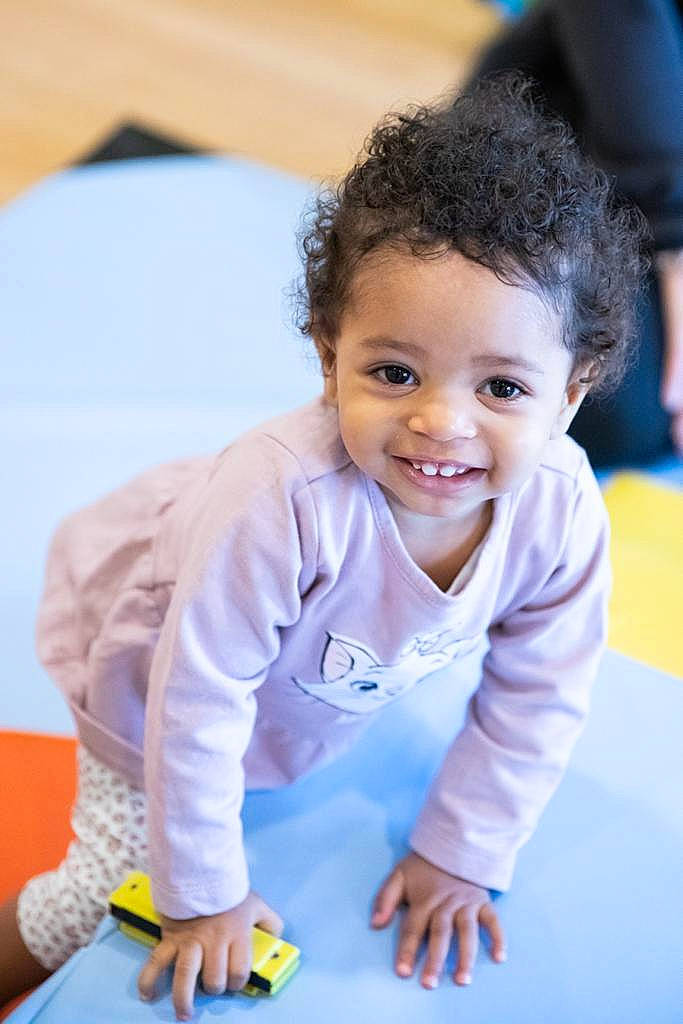 Sianah a rejoint le concours — aidez-le/la à gagner de superbes lots ! baby, baby_toddler_clothing, cheek, child, electric_blue, flash_photography, flooring, fun, happy, joy, leisure, person, play, portrait_photography, recreation, sitting, skin, sleeve, smile, t_shirt