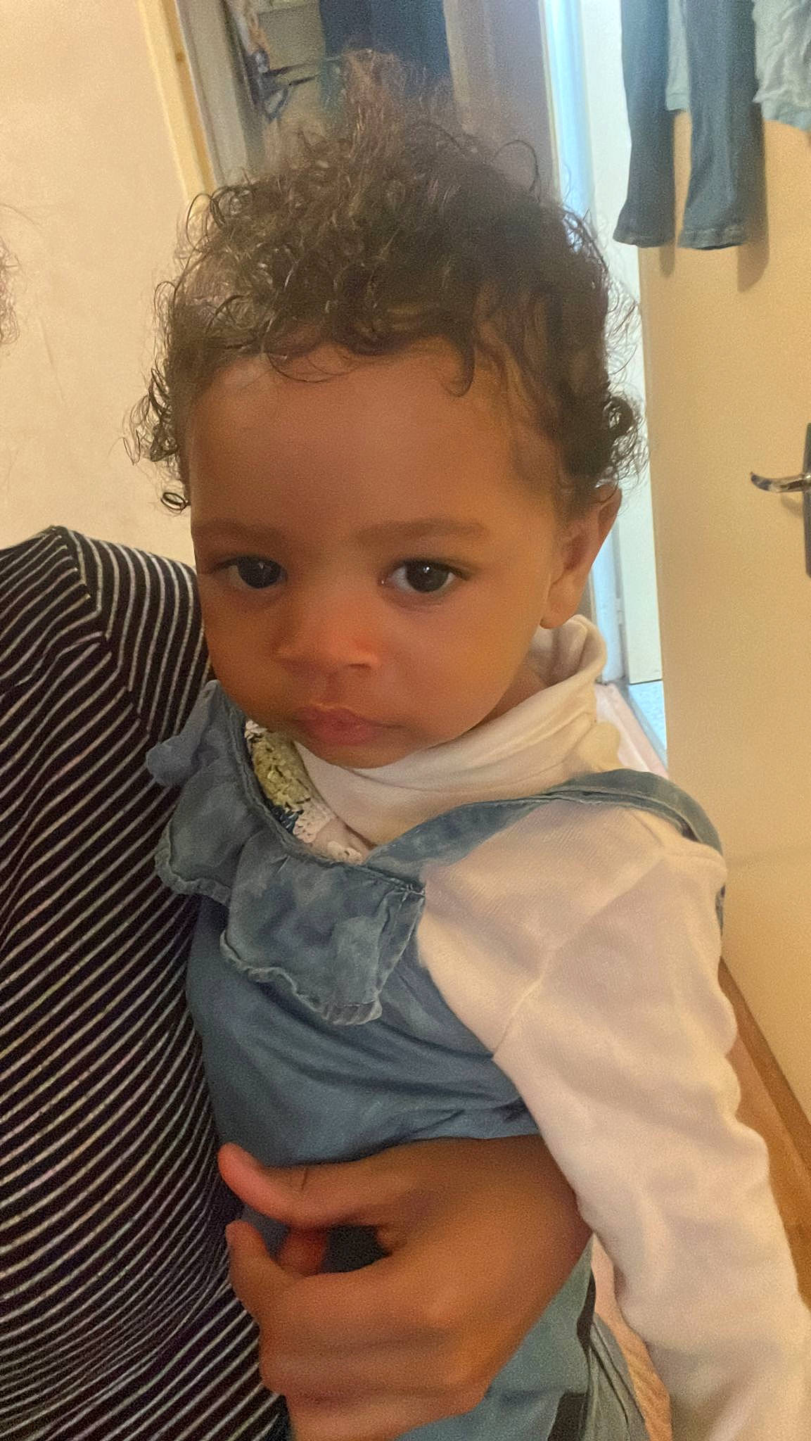 Sianah a rejoint le concours — aidez-le/la à gagner de superbes lots ! baby, baby_toddler_clothing, brown_hair, cheek, chest, child, dress_shirt, ear, eyebrow, eyelash, forehead, gesture, hair, happy, iris, lip, nose, person, sitting, sleeve