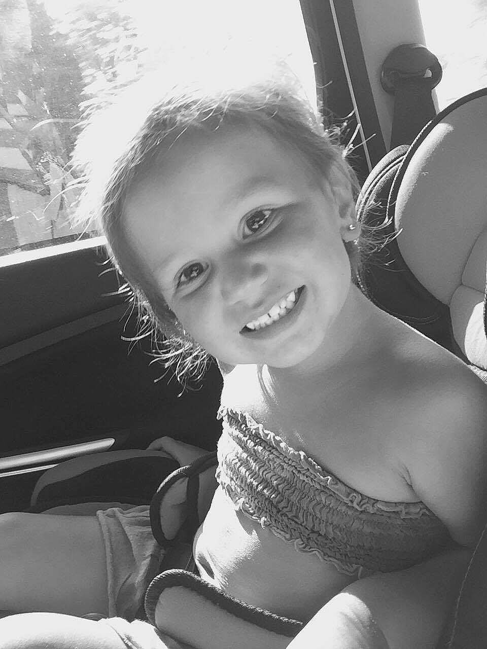 Mia a rejoint le concours — aidez-le/la à gagner de superbes lots ! beauty, black, black_and_white, child, emotion, eye, face, facial_expression, girl, hair, human_hair_color, joy, monochrome_photography, person, photograph, photography, sitting, skin, smile, snapshot