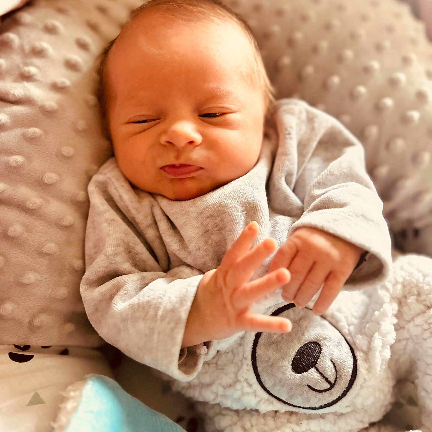 Cameron Lummert a rejoint le concours — aidez-le/la à gagner de superbes lots ! baby, bed, blanket, bodypart, crib, cushion, face, finger, furniture, hand, happy, head, infantbed, newborn, person, photography, portrait, quilt, sleeping, smile