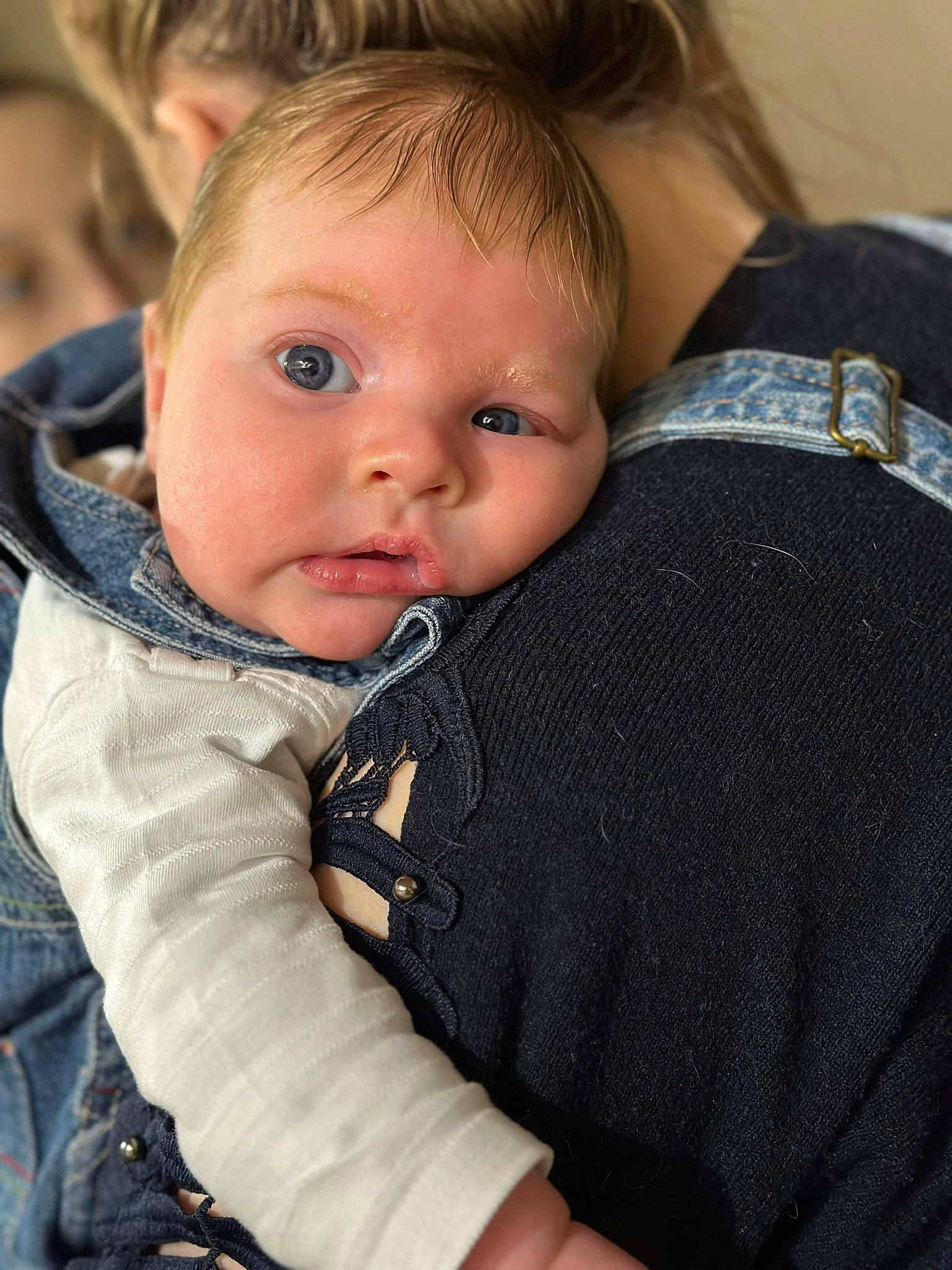 Aaron a rejoint le concours — aidez-le/la à gagner de superbes lots ! baby, baby_toddler_clothing, cheek, child, collar, comfort, elbow, fur, gesture, happy, human_body, iris, nose, pattern, person, portrait_photography, sitting, skin, sleeve, toddler