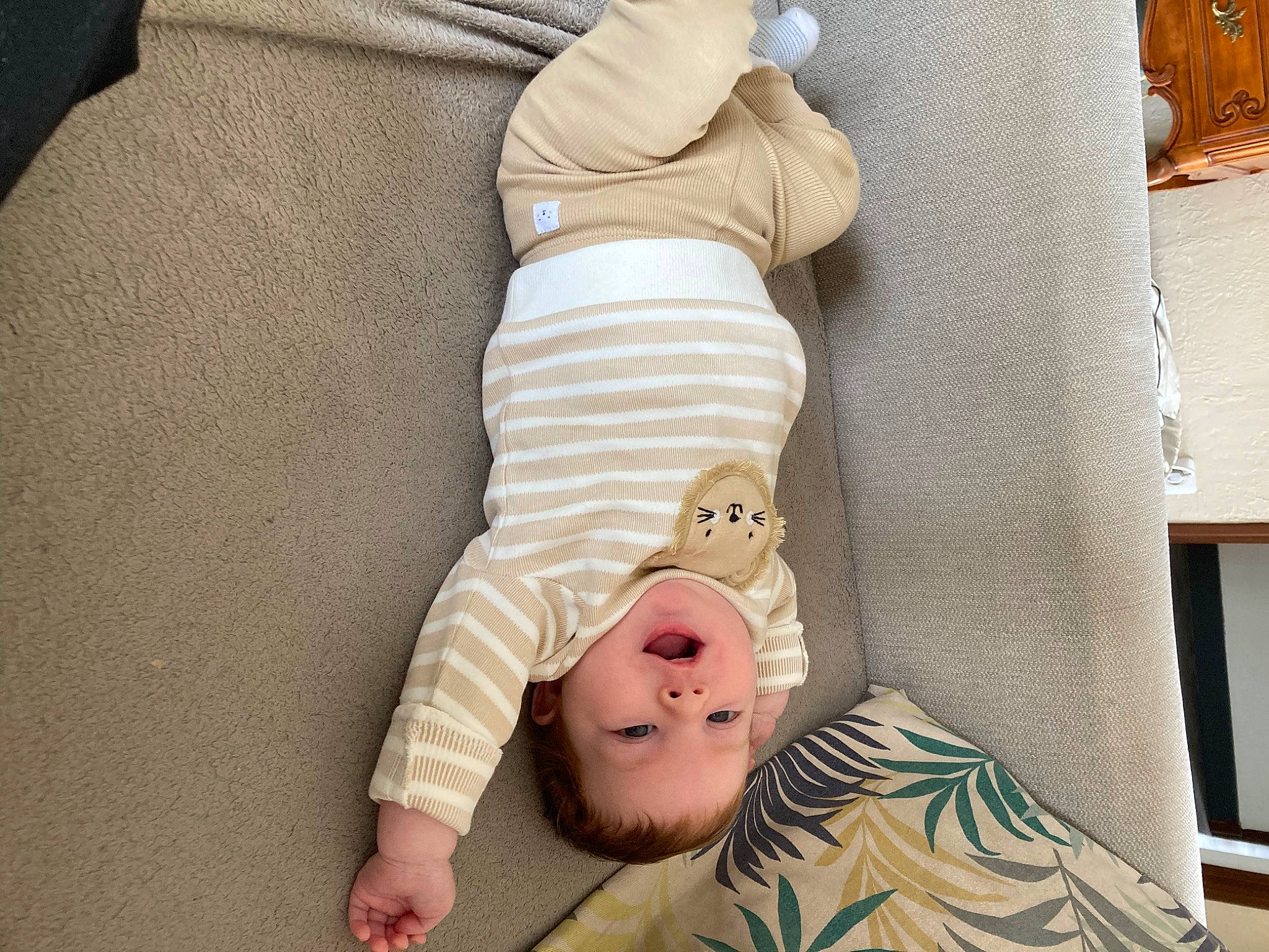 Aaron a rejoint le concours — aidez-le/la à gagner de superbes lots ! baby, baby_sleeping, baby_toddler_clothing, bedding, child, comfort, flooring, foot, happy, human_leg, infant_bodysuit, knee, linens, pattern, person, room, skin, sleeve, thigh, toddler