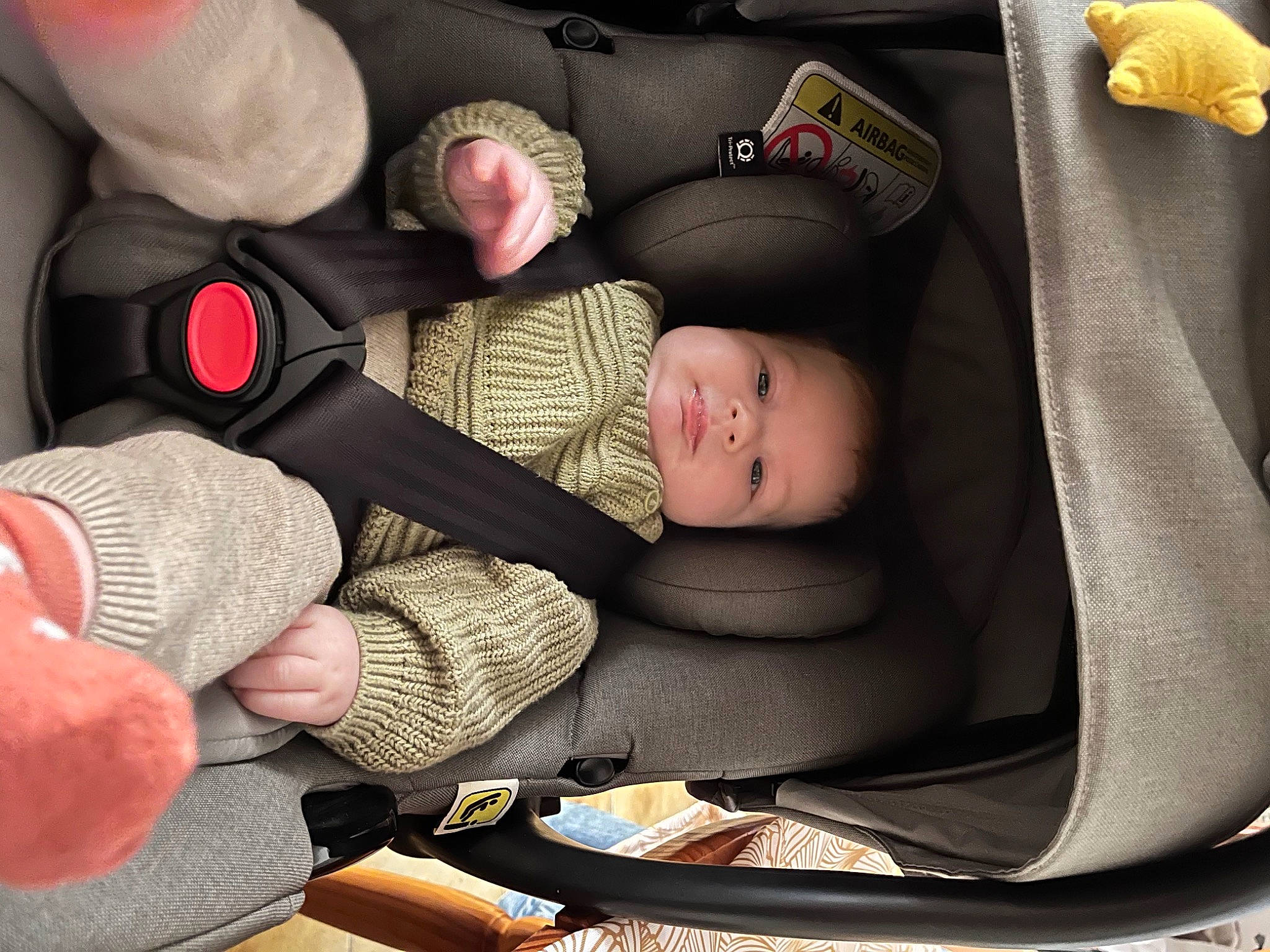 Aaron a rejoint le concours — aidez-le/la à gagner de superbes lots ! arm, auto_part, baby, baby_carriage, baby_products, baby_toddler_clothing, car_seat, child, comfort, fashion_accessory, finger, human_body, human_leg, leg, nail, person, personal_protective_equipment, service, thigh, thumb