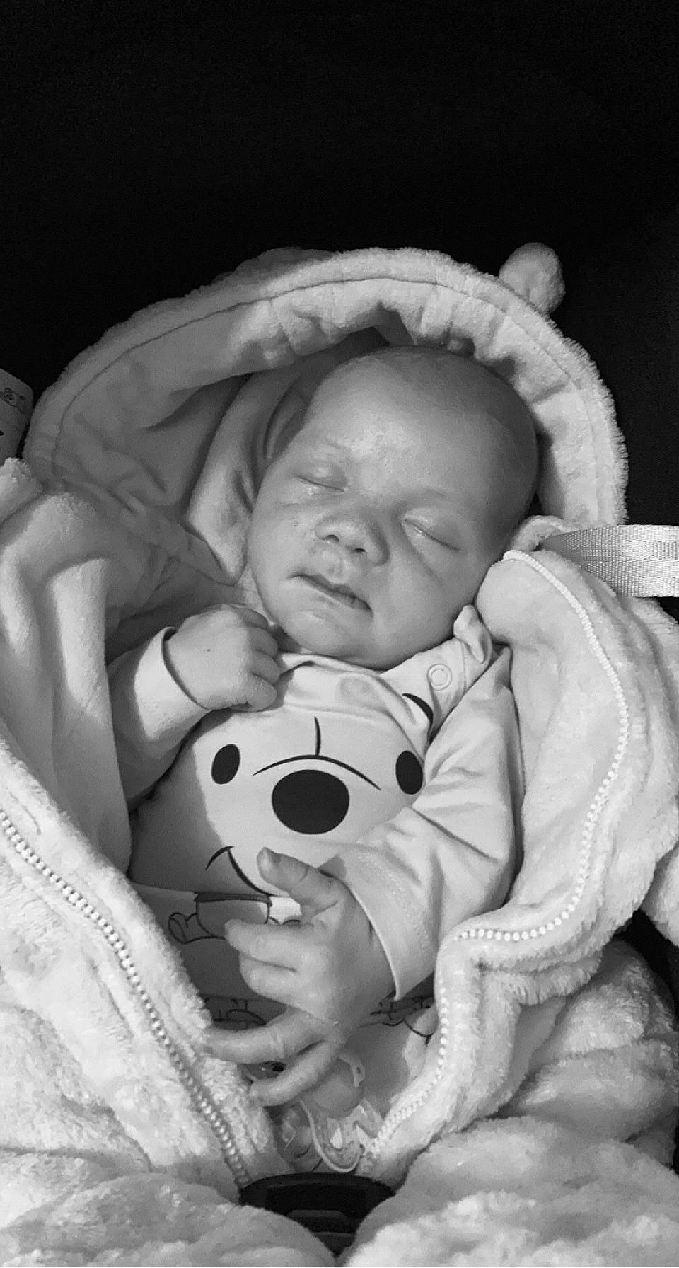 Maylon a rejoint le concours — aidez-le/la à gagner de superbes lots ! baby, baby_products, baby_sleeping, baby_toddler_clothing, beauty, bedtime, cheek, child, comfort, eye, finger, happy, human, linens, monochrome, monochrome_photography, mouth, nose, person, skin