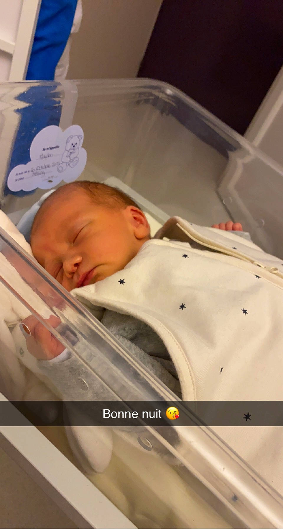 Maylon a rejoint le concours — aidez-le/la à gagner de superbes lots ! baby, baby_products, baby_safety, baby_sleeping, baby_toddler_clothing, bed, bedding, bedtime, cheek, child, comfort, hospital, infant_bed, linens, nap, person, room, service, skin, textile