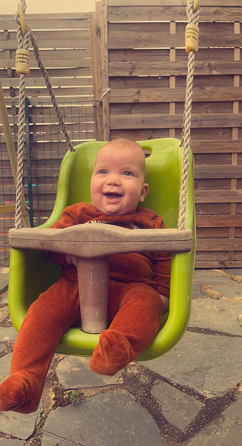 Maylon a rejoint le concours — aidez-le/la à gagner de superbes lots ! baby, baby_toddler_clothing, chair, child, chin, comfort, eye, face, fun, grass, happy, head, leisure, outdoor_furniture, person, play, sitting, skin, smile, toddler