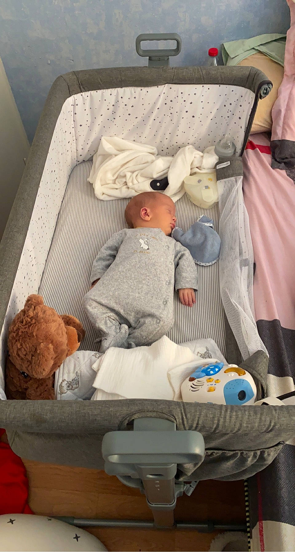 Maylon participe au concours pour gagner de l'argent avec cette photo : baby, baby_products, baby_safety, baby_sleeping, baby_toddler_clothing, baby_toys, bag, child, comfort, infant_bed, linens, nap, person, plastic, product, room, sleep, stuffed_toy, textile, toddler