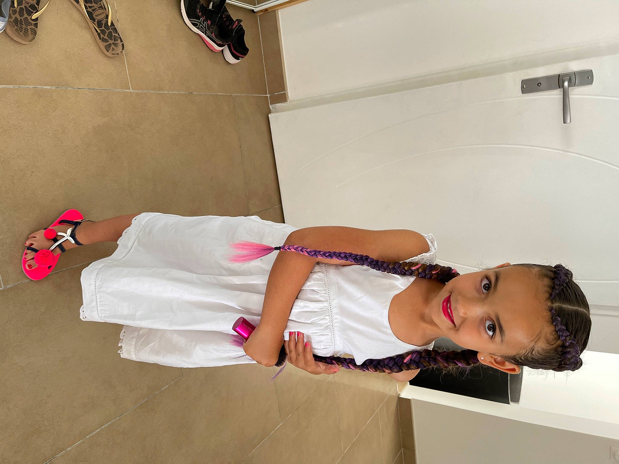 Anna participe au concours pour gagner de l'argent avec cette photo : abdomen, carmine, cocktail_dress, comfort, day_dress, elbow, fashion_design, flooring, foot, fun, human_leg, joint, joy, knee, leg, person, room, sandal, shoe, thigh