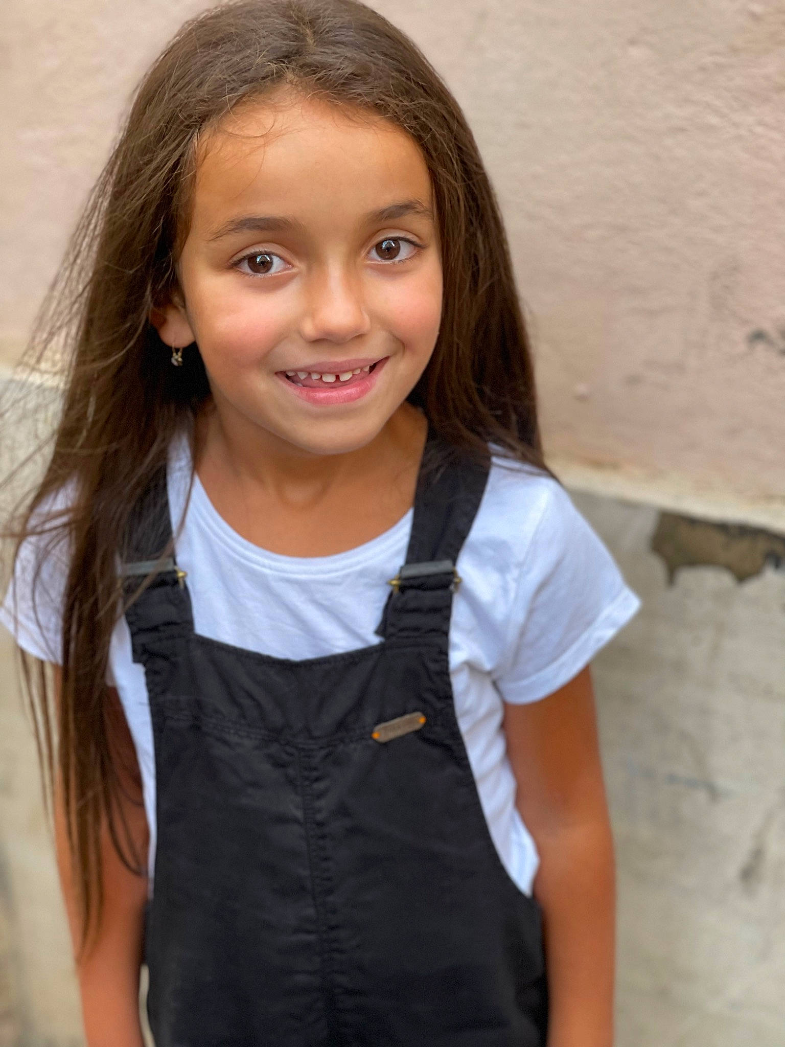 Anna participe au concours pour gagner de l'argent avec cette photo : black_hair, cheek, chin, clothing, cool, eye, eyebrow, eyelash, face, flash_photography, happy, head, iris, joy, lip, long_hair, neck, person, shoulder, skin