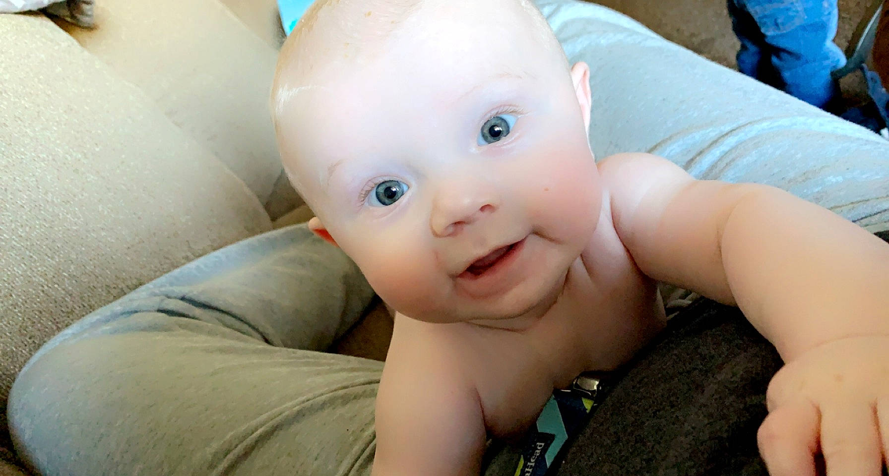 Kaizer is registered to the contest to win money with this photo: baby, cheek, eye, eyebrow, eyelash, finger, gesture, happy, head, human_body, iris, lip, mouth, neck, nose, person, skin, smile, stomach, thumb