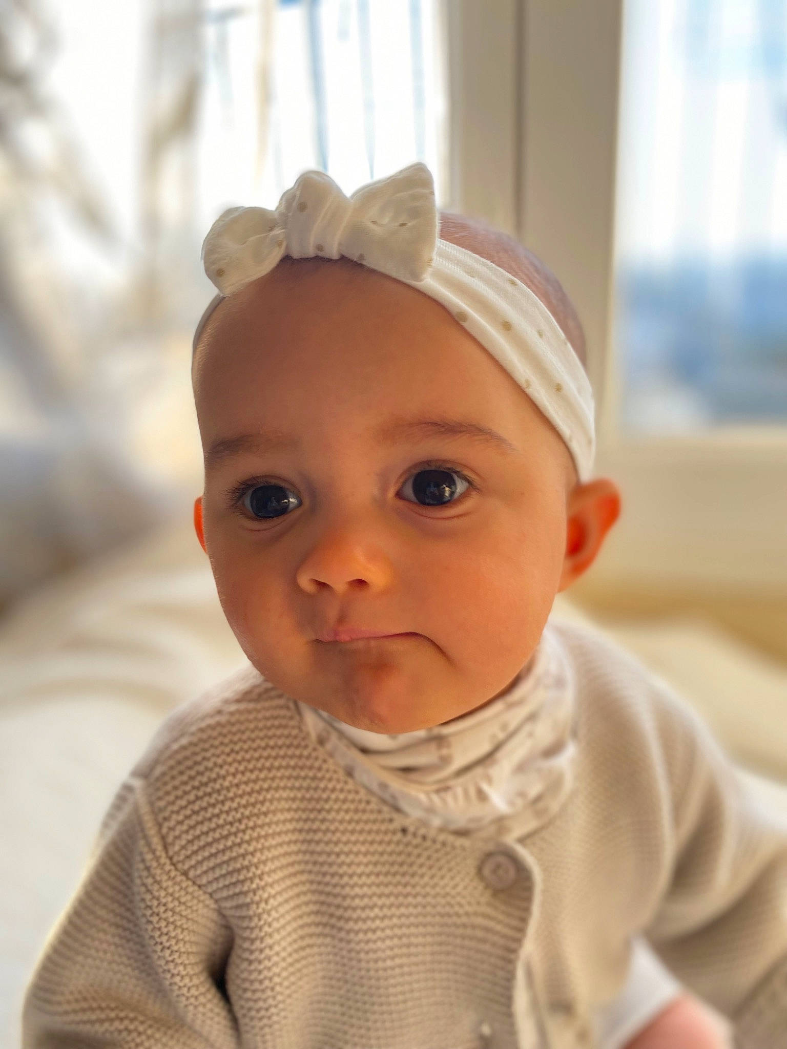 Eva a rejoint le concours — aidez-le/la à gagner de superbes lots ! baby, baby_toddler_clothing, cheek, child, chin, collar, comfort, costume_hat, eyelash, fashion_accessory, fun, happy, hat, lip, pattern, person, portrait_photography, sitting, skin, sleeve