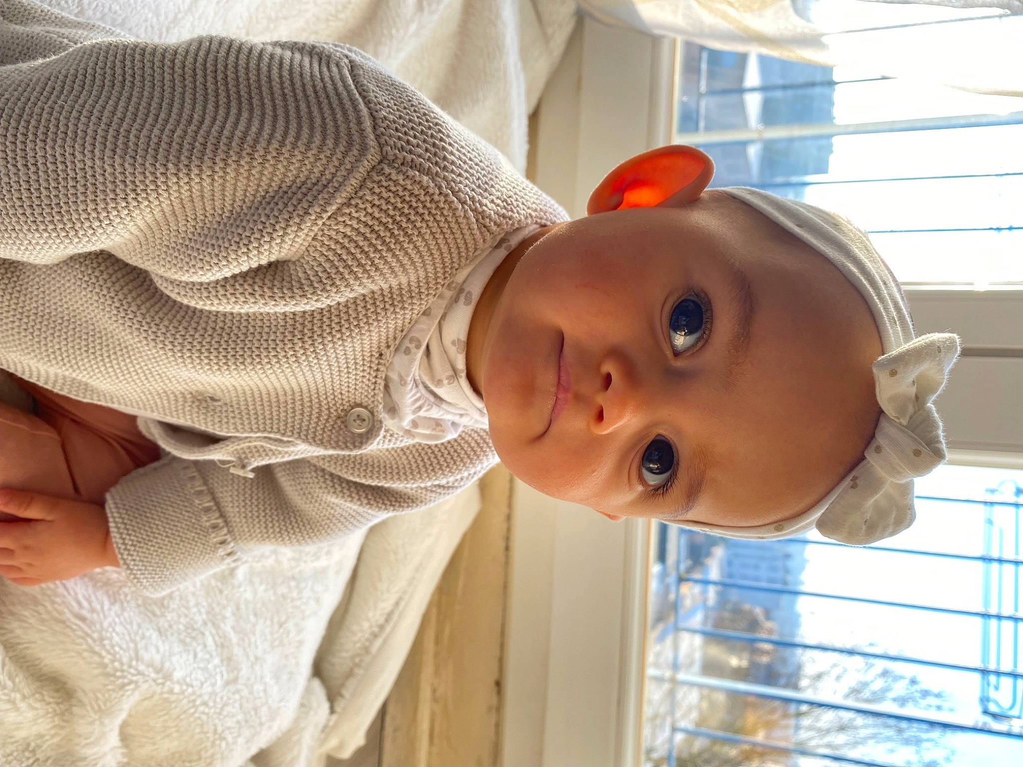 Eva a rejoint le concours — aidez-le/la à gagner de superbes lots ! baby, baby_products, baby_toddler_clothing, child, comfort, dress_shirt, eye, happy, hat, head, nose, person, plant, skin, sleeve, smile, sunglasses, toddler, tree, window