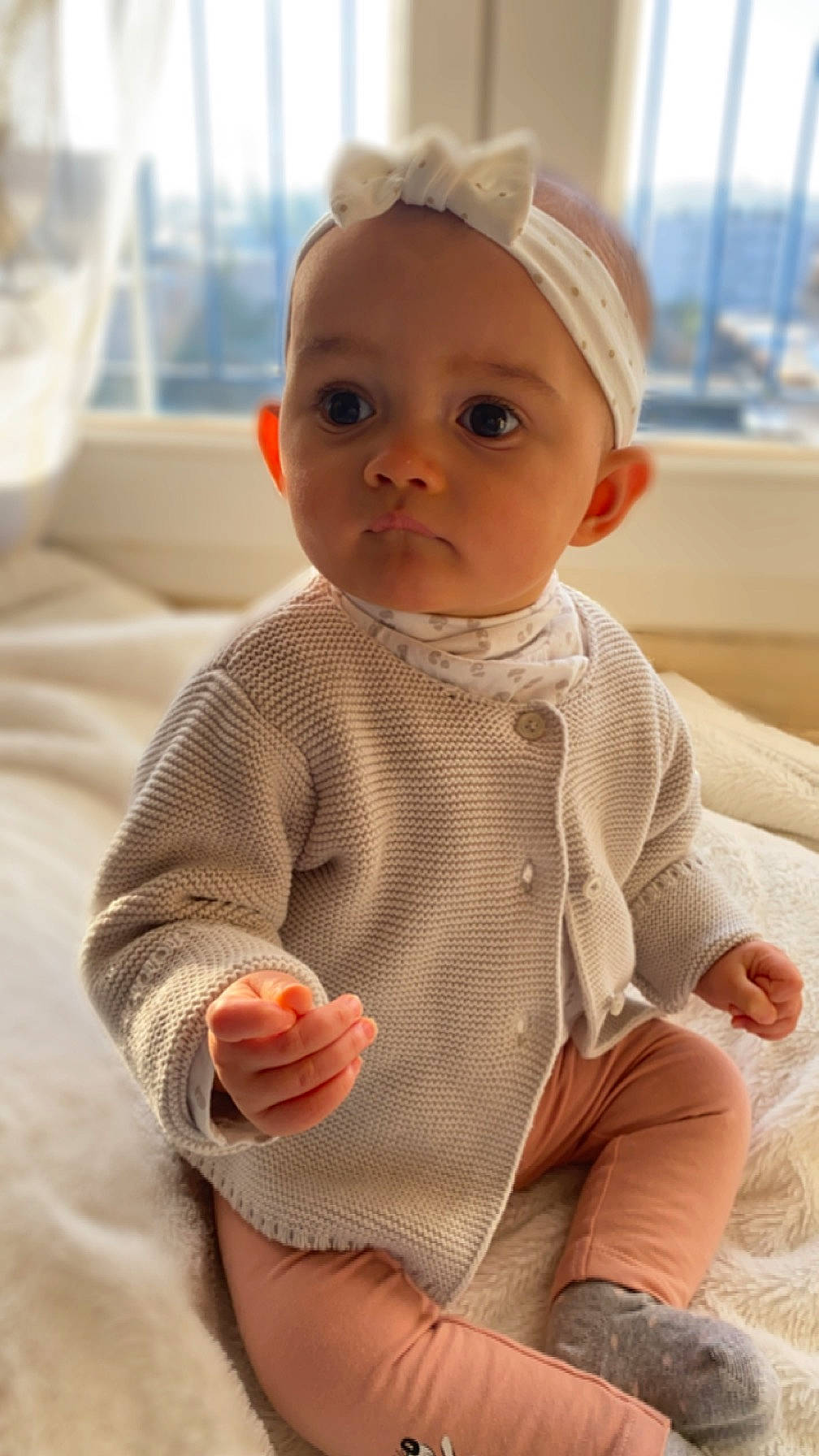 Eva a rejoint le concours — aidez-le/la à gagner de superbes lots ! baby, baby_products, baby_toddler_clothing, cheek, child, comfort, dress, face, fashion_accessory, flooring, foot, human_leg, linens, lip, nose, pattern, person, sitting, skin, sleeve