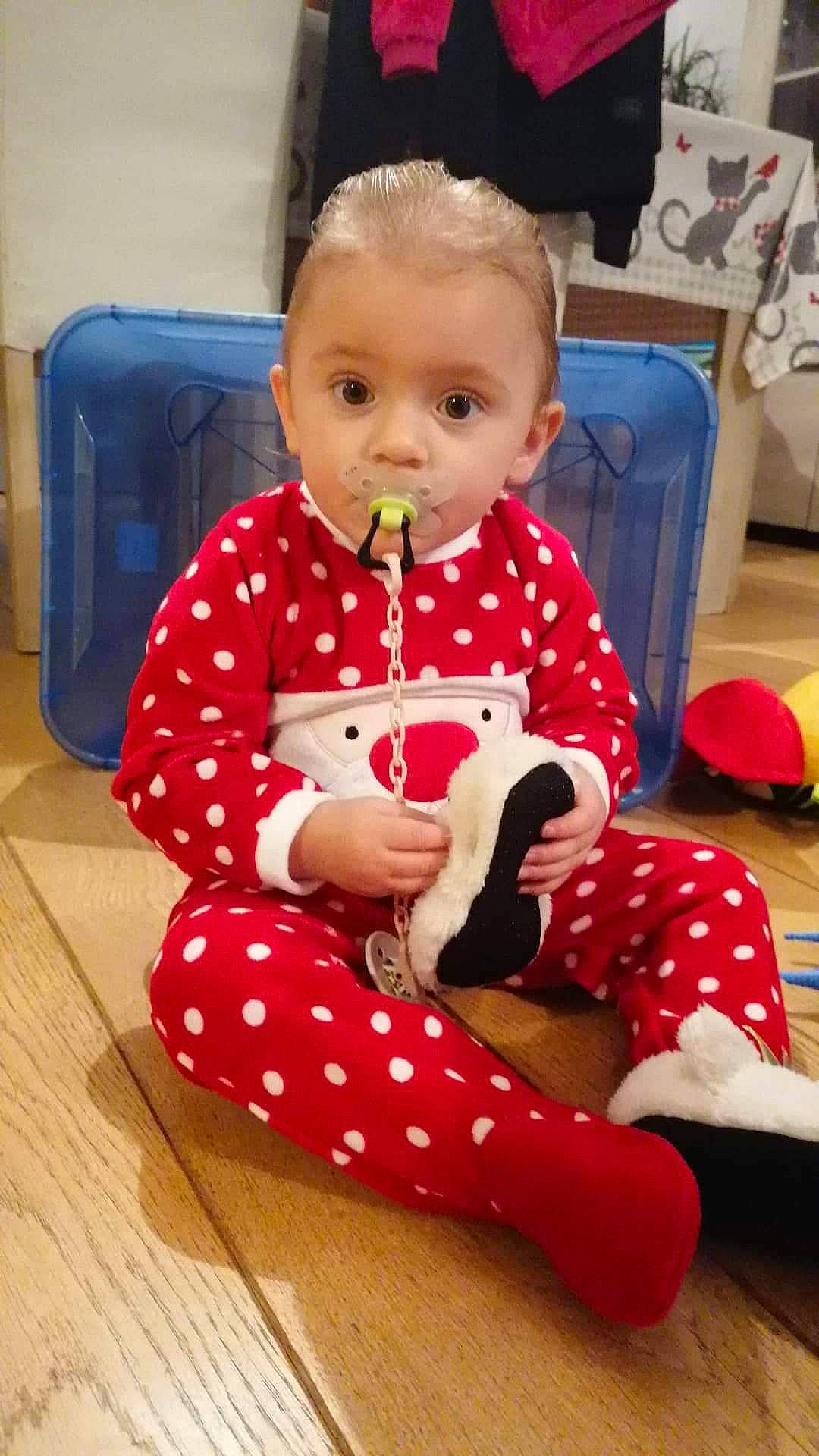 Kailly a rejoint le concours — aidez-le/la à gagner de superbes lots ! baby, baby_toddler_clothing, baggage, child, design, fruit, human_body, laminate_flooring, lap, mammal, pajamas, pattern, person, plaid, plush, polka_dot, sitting, sock, toddler, wood_flooring