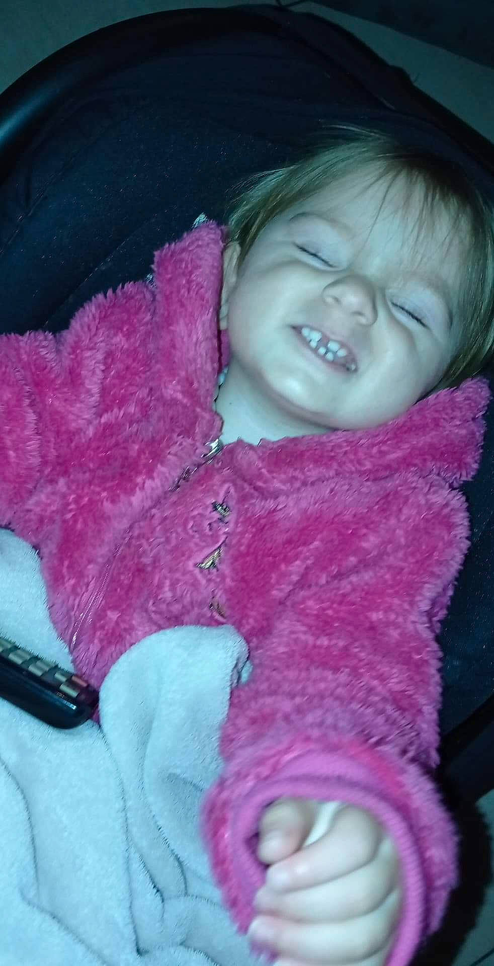 Kailly a rejoint le concours — aidez-le/la à gagner de superbes lots ! baby, baby_toddler_clothing, car_seat, cheek, child, facial_expression, glove, happy, iris, laugh, lip, magenta, person, pink, purple, skin, toddler, tongue, tooth, violet