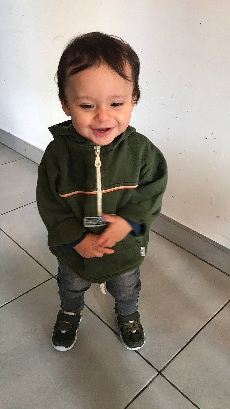 Ilyan a rejoint le concours — aidez-le/la à gagner de superbes lots ! boy, child, fun, outerwear, person, play, product, sitting, standing, toddler