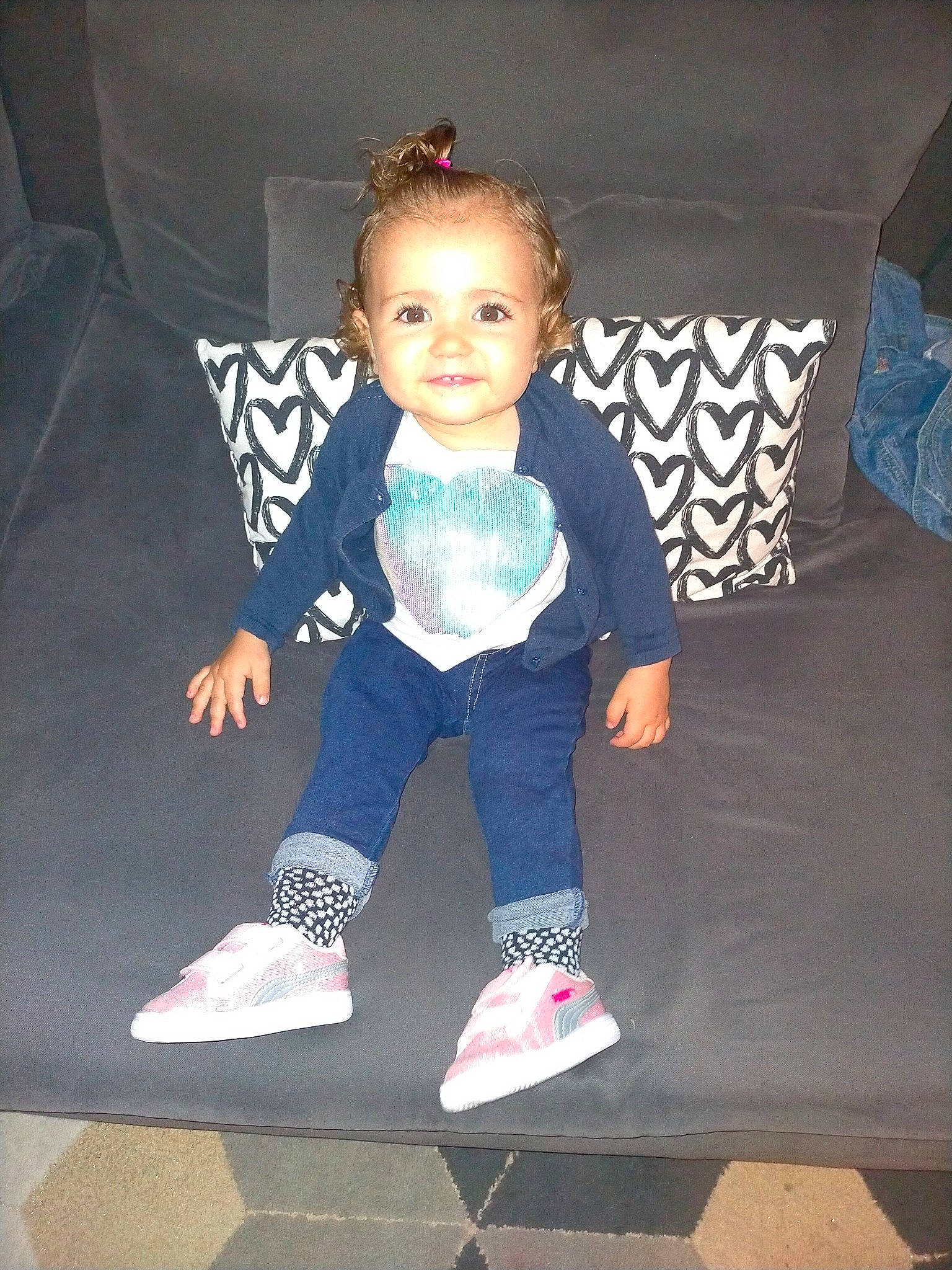 Naëlle a rejoint le concours — aidez-le/la à gagner de superbes lots ! baby_toddler_clothing, clothing, couch, electric_blue, eye, flash_photography, floor, flooring, hair, hairstyle, happy, head, human_body, human_leg, joy, person, purple, shoe, sleeve, smile